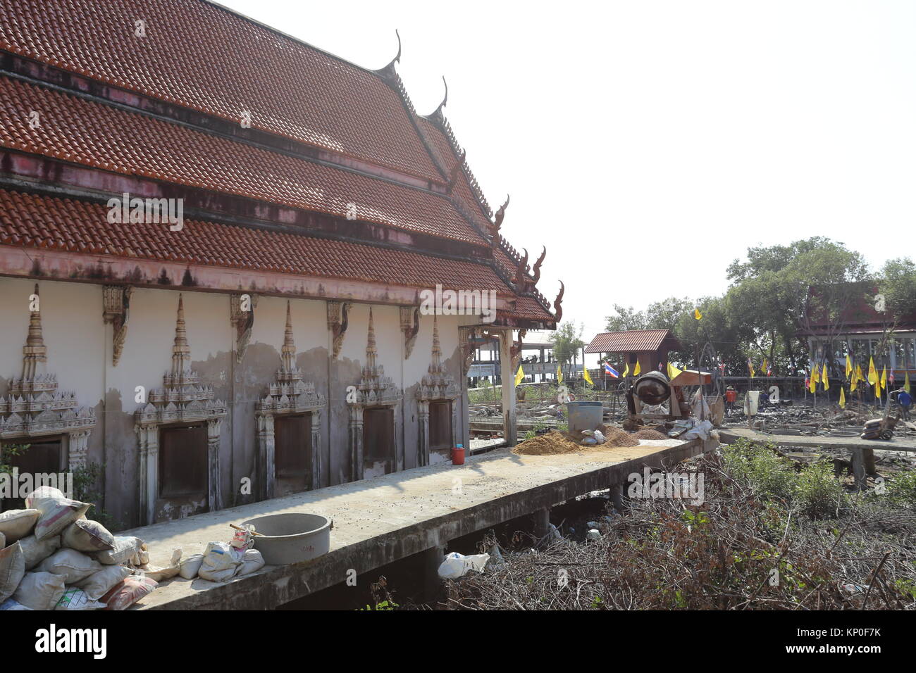 Wat Khun Samut Jeen ist ein Tempel am Meer, dass der Boden im Inneren des Gebäudes aufgrund steigender Meeresspiegel angehoben hat, so ungewöhnlich kleine Türen. Stockfoto