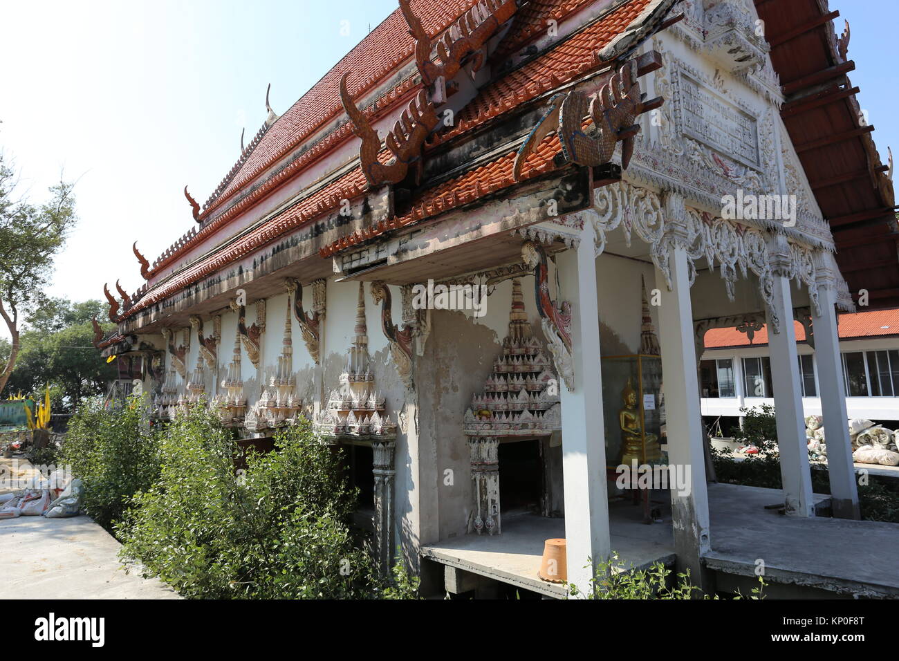 Wat Khun Samut Jeen ist ein Tempel am Meer, dass der Boden im Inneren des Gebäudes aufgrund steigender Meeresspiegel angehoben hat, so ungewöhnlich kleine Türen. Stockfoto