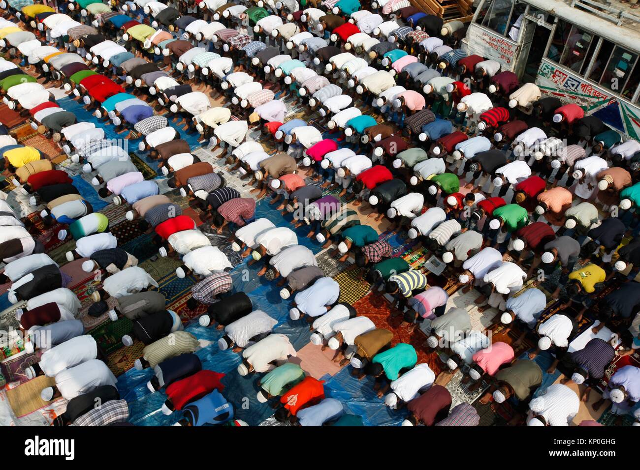 Muslimischen Gläubigen bieten Jumma Gebete während der Teilnahme an der Welt der muslimischen Gemeinde, auch als biswa Ijtema, Tongi bekannt, am Rande der Stockfoto