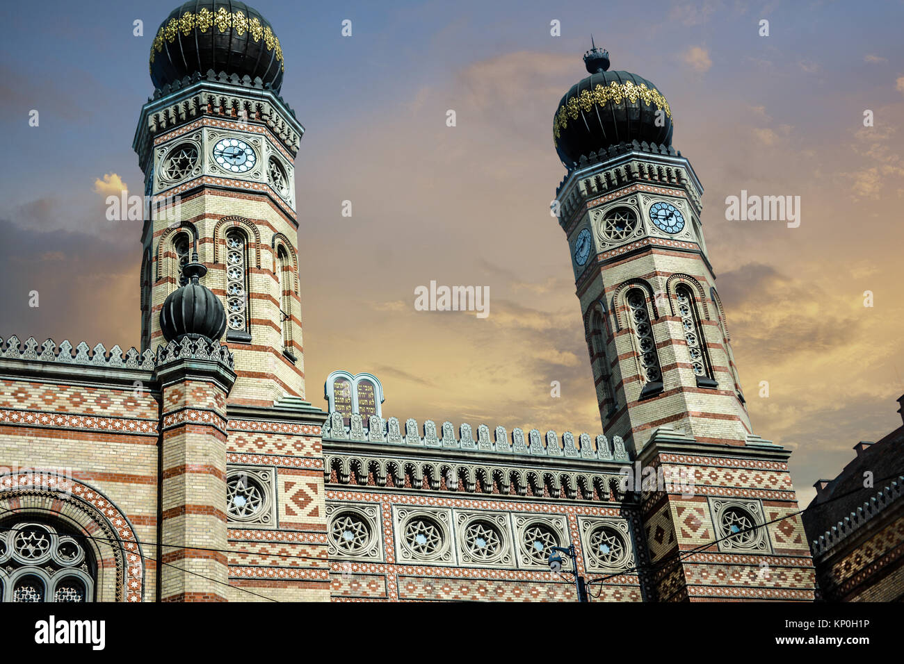 Die im maurischen Stil, zwei Zwiebeltürme der Dohaney Synagoge und Jüdisches Museum in Budapest, Ungarn Stockfoto