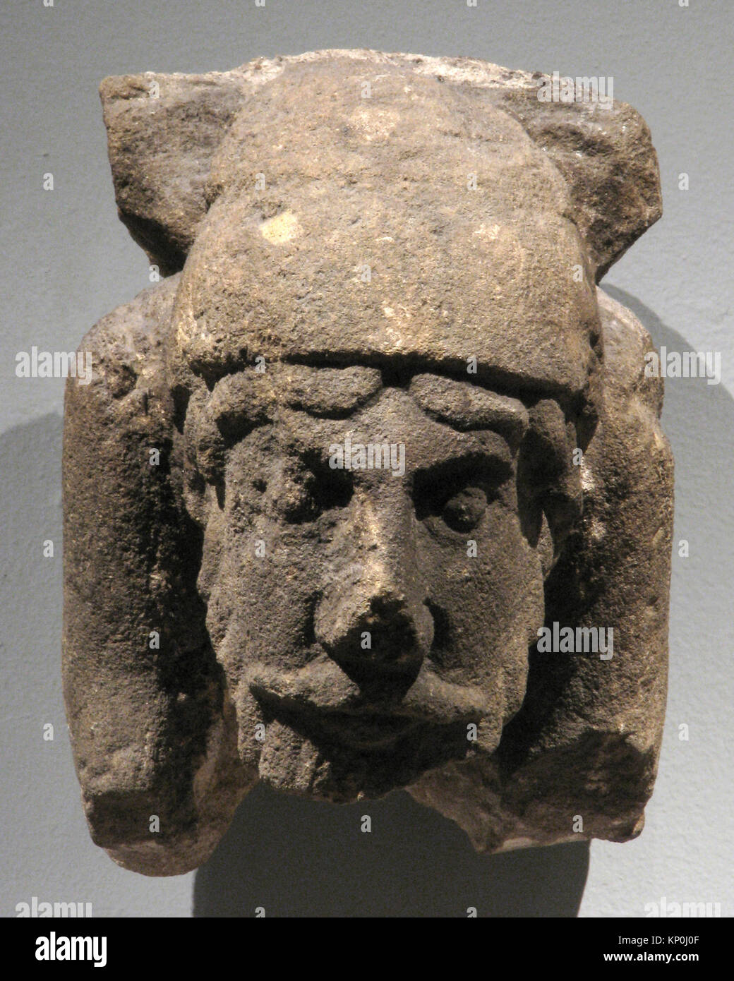 Corbel mit Crouching männliche Figur MET sf 1980-475 s1 466062 Zentrale oder Western Französisch, Corbel mit Crouching männliche Figur, Ca. 1150? 75, Kalkhaltigen Sandstein, Gesamt: 11 1/2 x 7 7/8 x 13 1/4 in. (29,2 x 20 x 33,7 cm) Gewicht: 38 kg. (17,2 kg). Das Metropolitan Museum of Art, New York. Geschenk von Roy R. Neuberger, 1980 (1980.475) Stockfoto