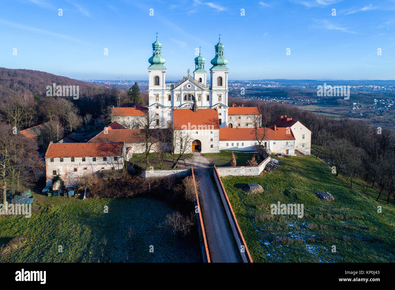 Krakau, Polen. Kloster von cameldolite Brüder und barocke Kirche im Wald auf einem Hügel in der Nähe von Tyniec Bielany. Luftbild im Winter Stockfoto
