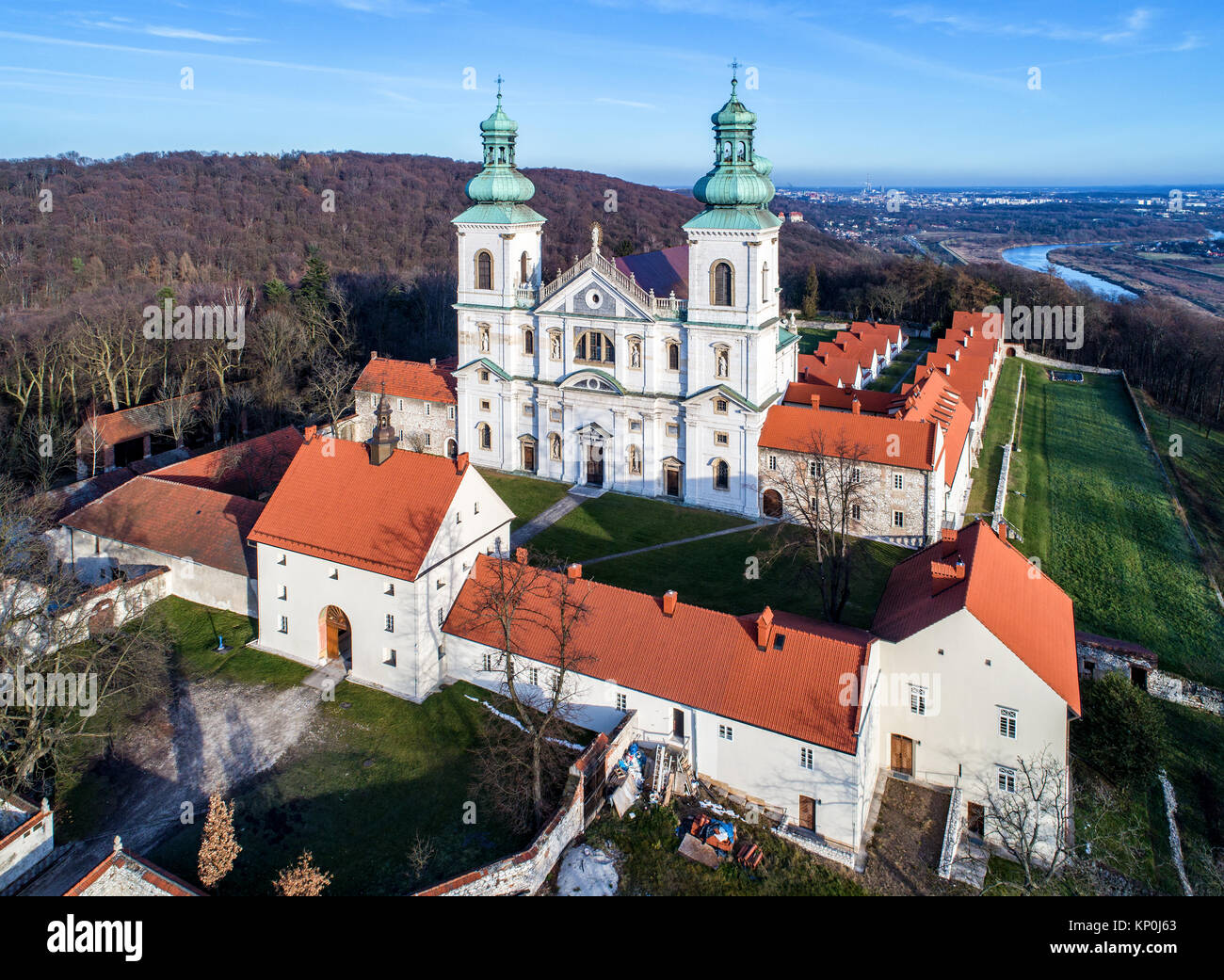 Krakau, Polen. Kloster von cameldolite Brüder und barocke Kirche im Wald auf einem Hügel in der Nähe von Tyniec Bielany. Luftbild bei Sonnenuntergang im Winter Stockfoto