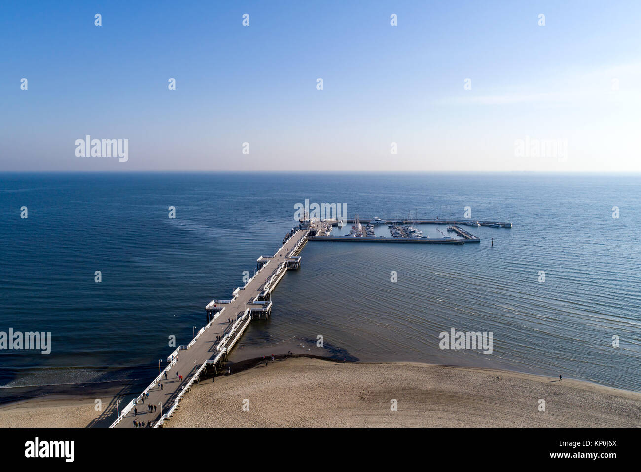 Sopot Resort in Polen. Hölzerne Seebrücke (Molo) mit Jachthafen, Jachten, Schiffe, Strand und nur wenige Menschen. Luftbild bei Sonnenaufgang. Stockfoto