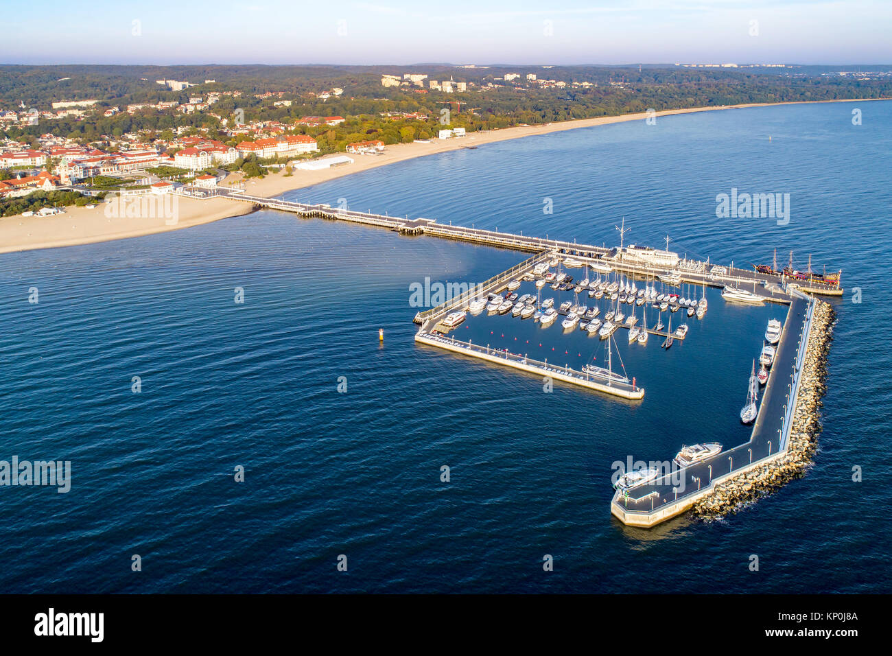 Sopot Resort in Polen. Hölzerne Seebrücke (Molo) mit Marina, Yachten, Strand, Pirate touristische Schiff, Ferienhäuser Infrastruktur, Hotels, Parks und Promenaden. Aer Stockfoto