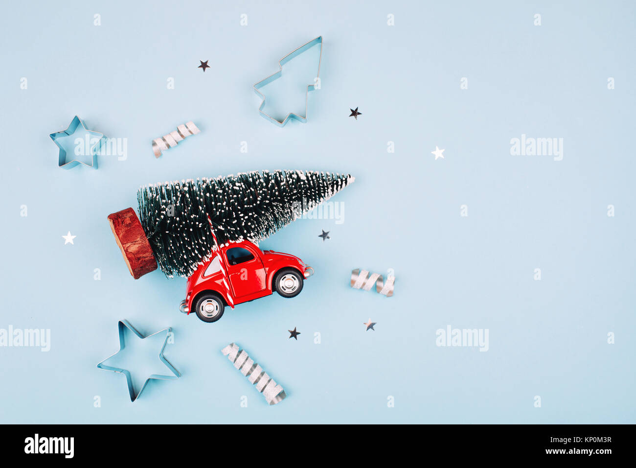 Spielzeug Rotes Auto Mit Tannenbaum Auf Dem Dach Blau Pastell Hintergrund Flach Stil Konzept Der Feiern Das Neue Jahr Weihnachtliche Stimmung Stockfotografie Alamy