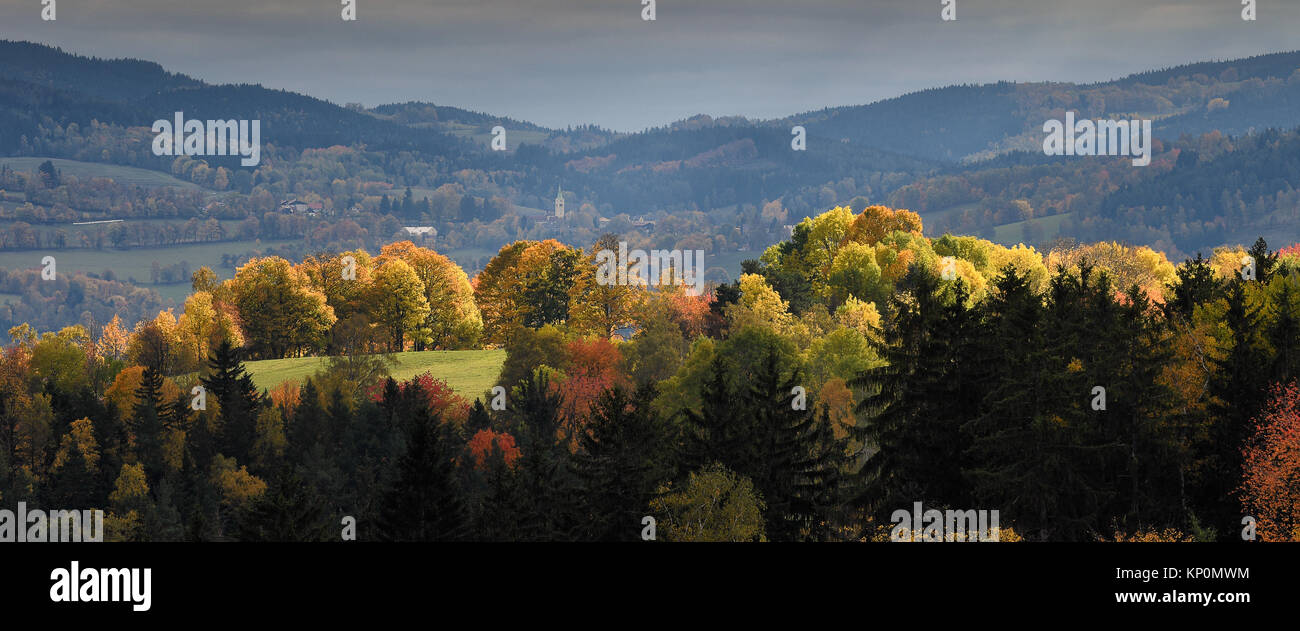 Blick auf Kasperske Hory in der Tschechischen Böhmischen Wald im Herbst über die sanften Hügeln im wunderschönen Farben eine atemberaubende Licht Landschaft Stockfoto