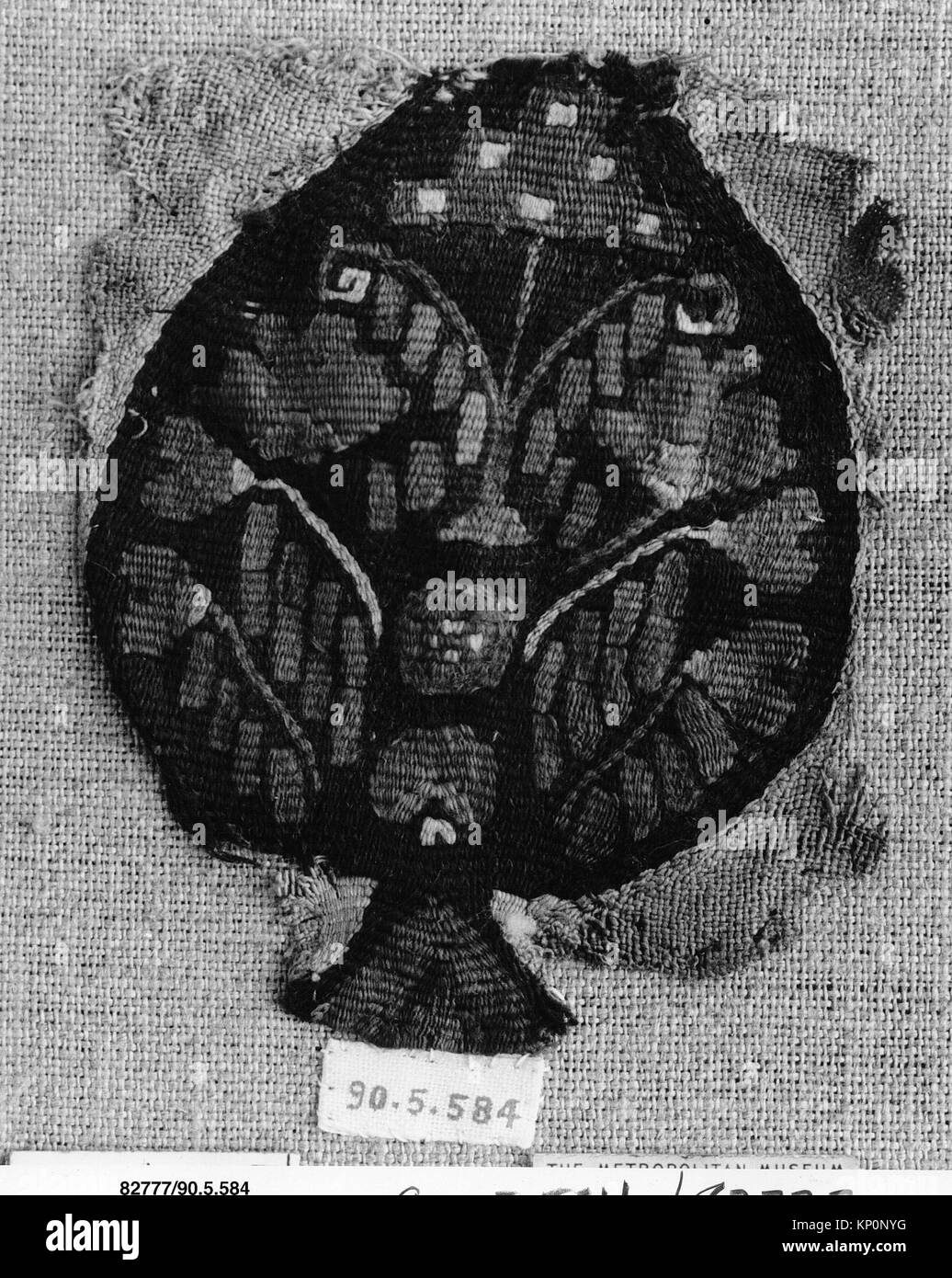 MET 82777 Fragment, erhalten für Forschungszwecke, zeigt historische Kunstwerkstechniken und Materialkomposition. Stockfoto