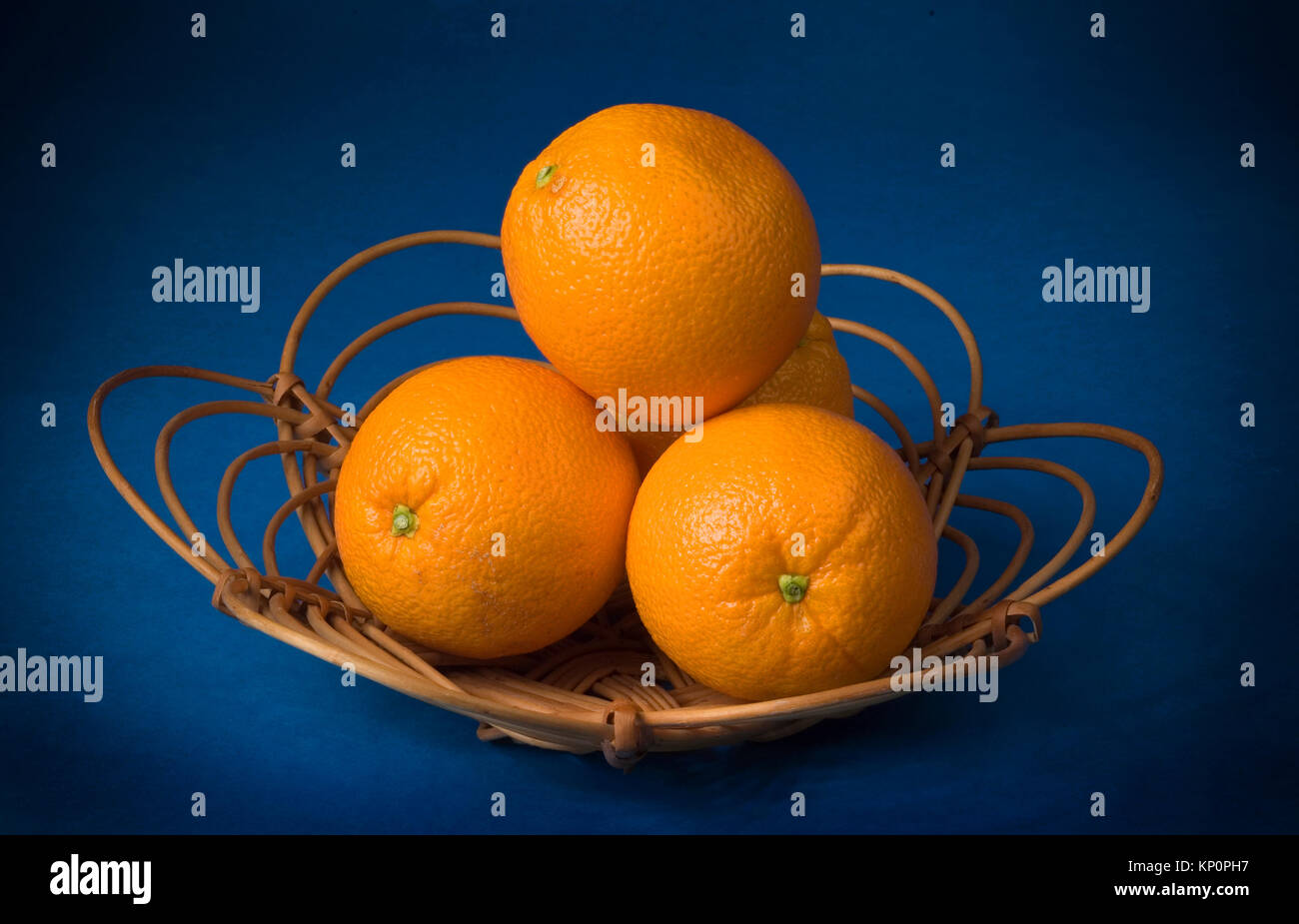 Studio Foto von einem Korb mit Orangen Stockfoto