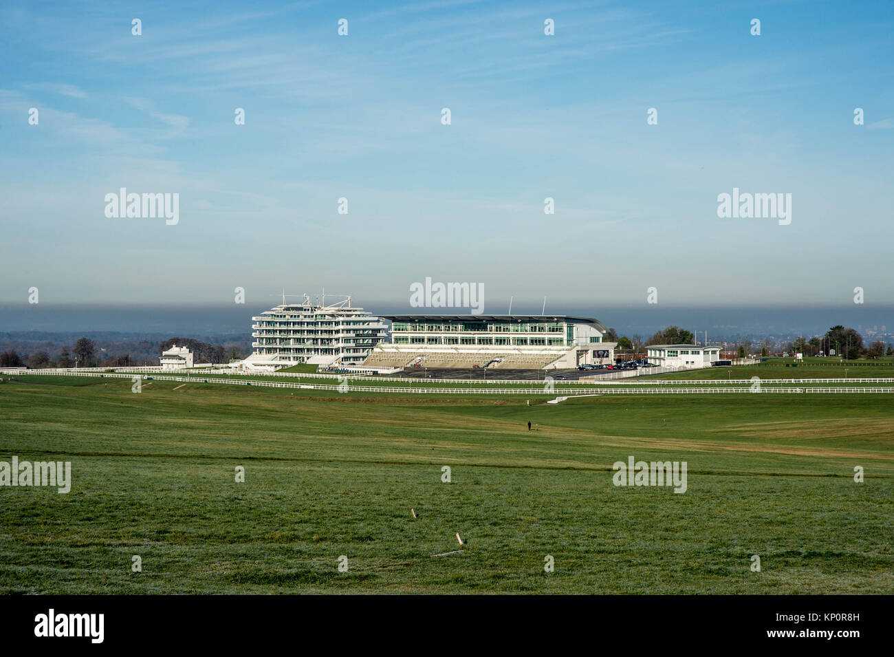 Die Tribüne Und Epsom Rennbahn Bleibt Leer Für Die This Years Derby Classic Horserace Wegen Der Coronavirus Ausbruch Pandemie Stockfoto
