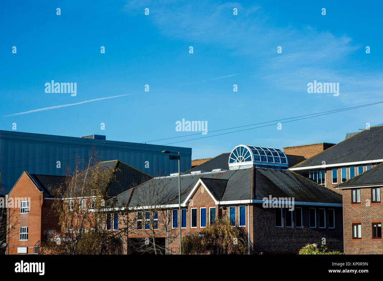 Moderne Büro- und Wohngebäuden Dächer in Epsom Surrey, Vereinigtes Königreich Stockfoto