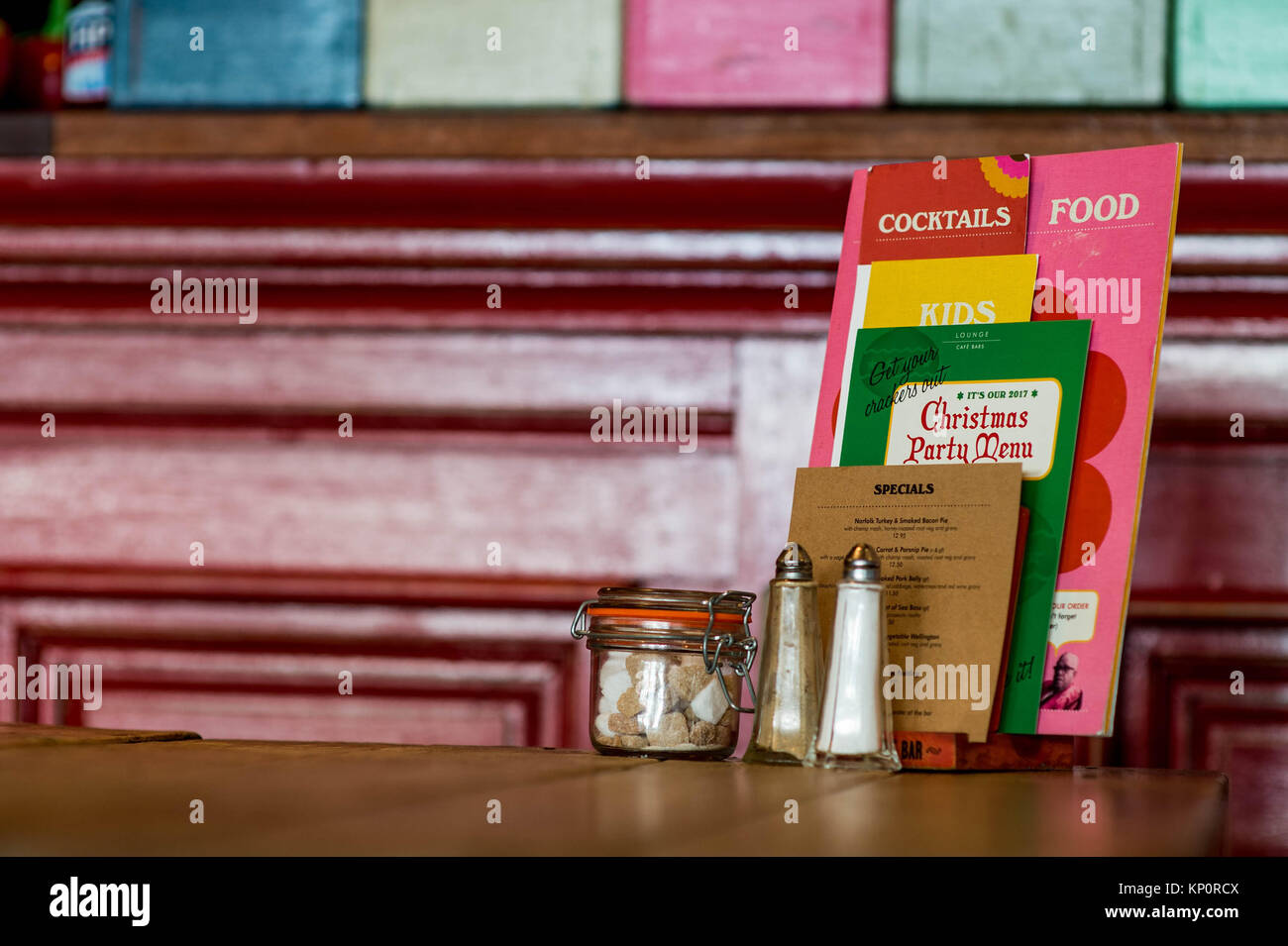 Holztisch Platz Einstellung in eine trendige Gemütliches Restaurant mit Salz Pfeffer und Menüs Stockfoto