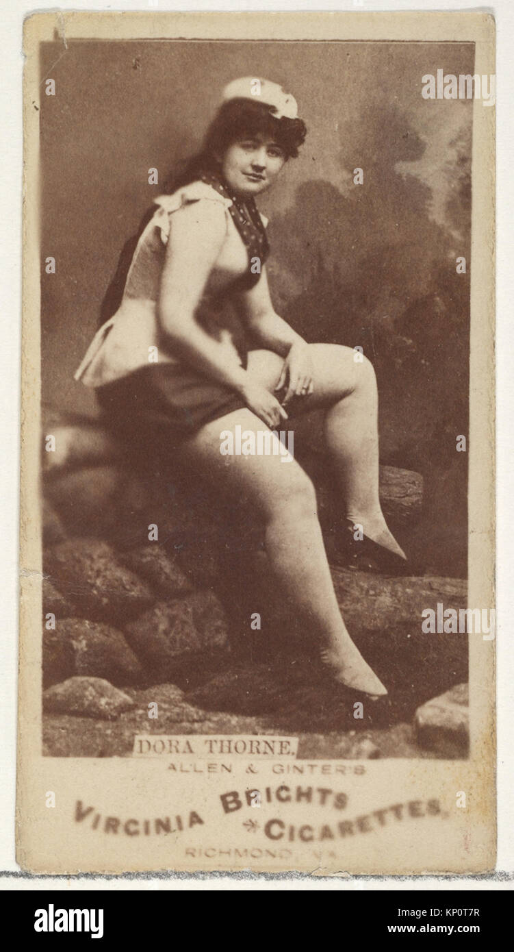 Zigarettenkarte mit der Schauspielerin Dora Thorne aus der Schauspielerserie für Virginia Brights Cigarettes. Die Karte zeigt ein Porträt von Thorne im Kostüm, Teil einer Sammlerserie. Stockfoto