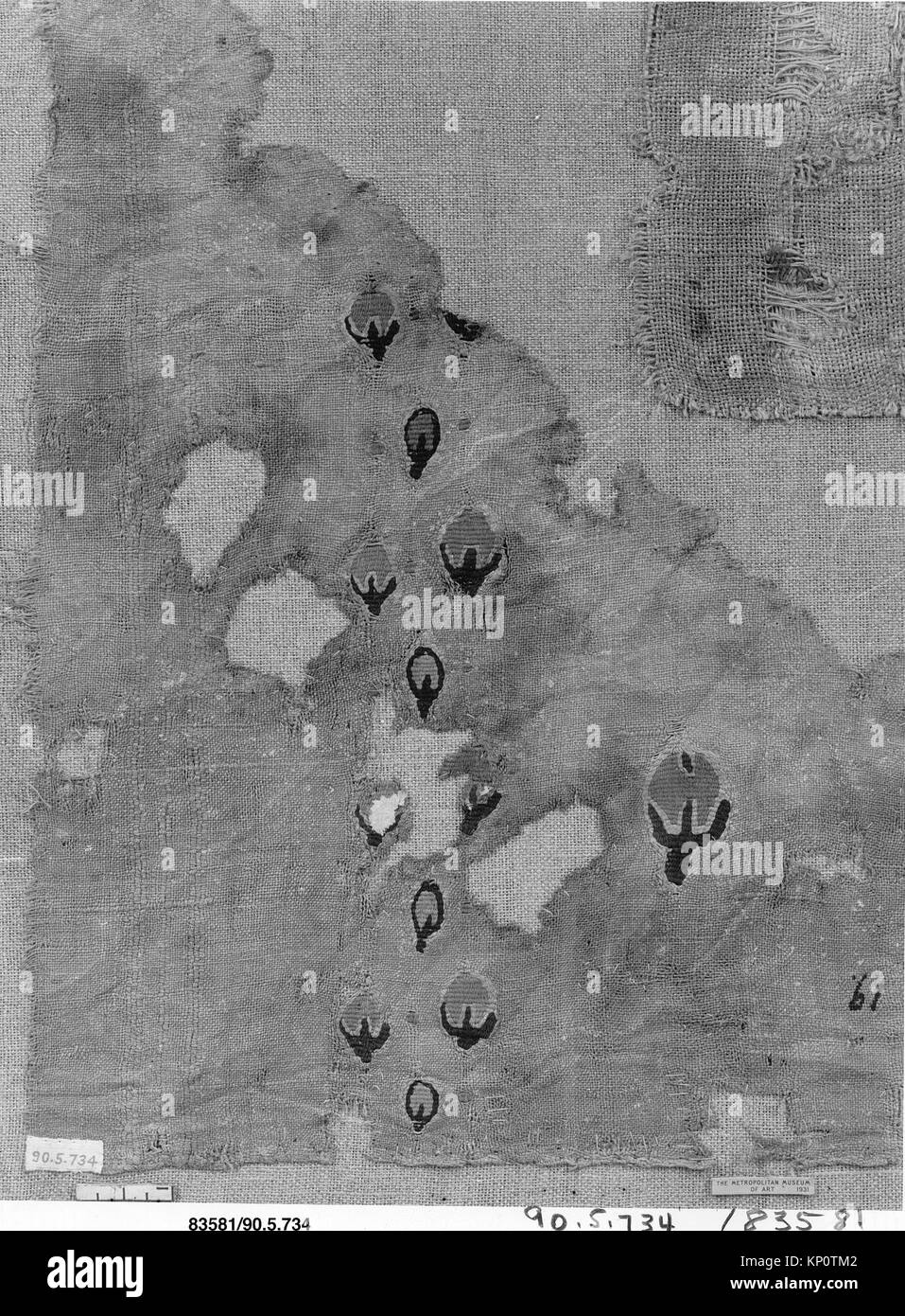 Diese Abbildung zeigt ein Fragment eines antiken Artefakts, das historische Elemente zeigt und als visuelle Darstellung für redaktionelle Zwecke dient. Das Bild eignet sich für die Verwendung in Lehrbüchern oder als Stock-Fotografie, was ein Gefühl von Nostalgie und historischer Bedeutung weckt. Stockfoto