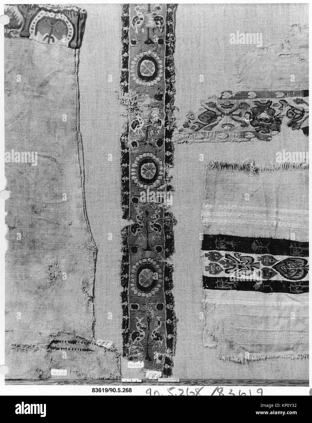 Ein erhaltenes Fragment eines Schulterbandes aus der MET-Kollektion mit Stoffstruktur, Nähten und Designmustern. Es repräsentiert historische Textil- und Bekleidungstechniken. Stockfoto