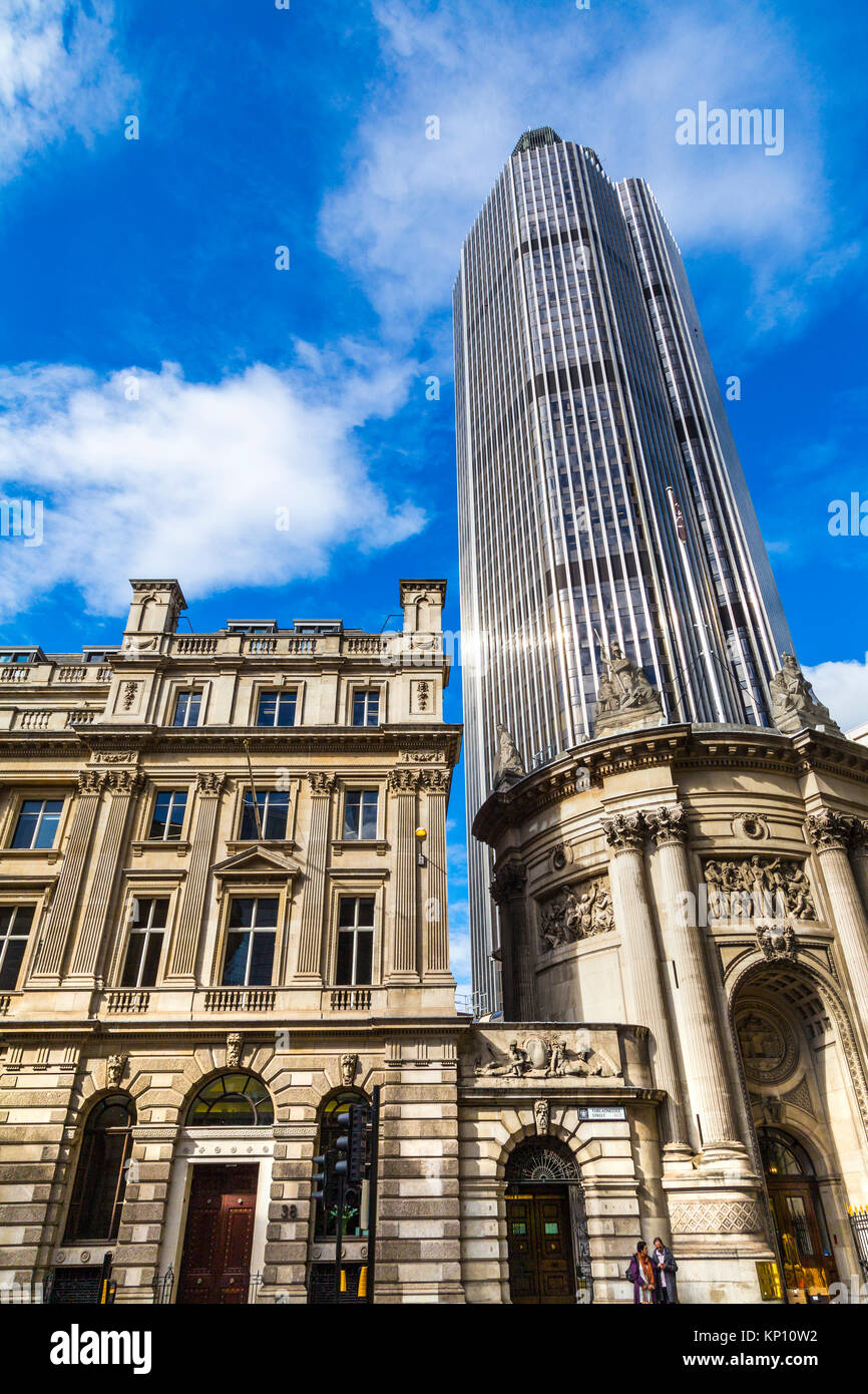 Alte verzierten Häuser mit modernen Turm 42 im Hintergrund, London, UK Stockfoto