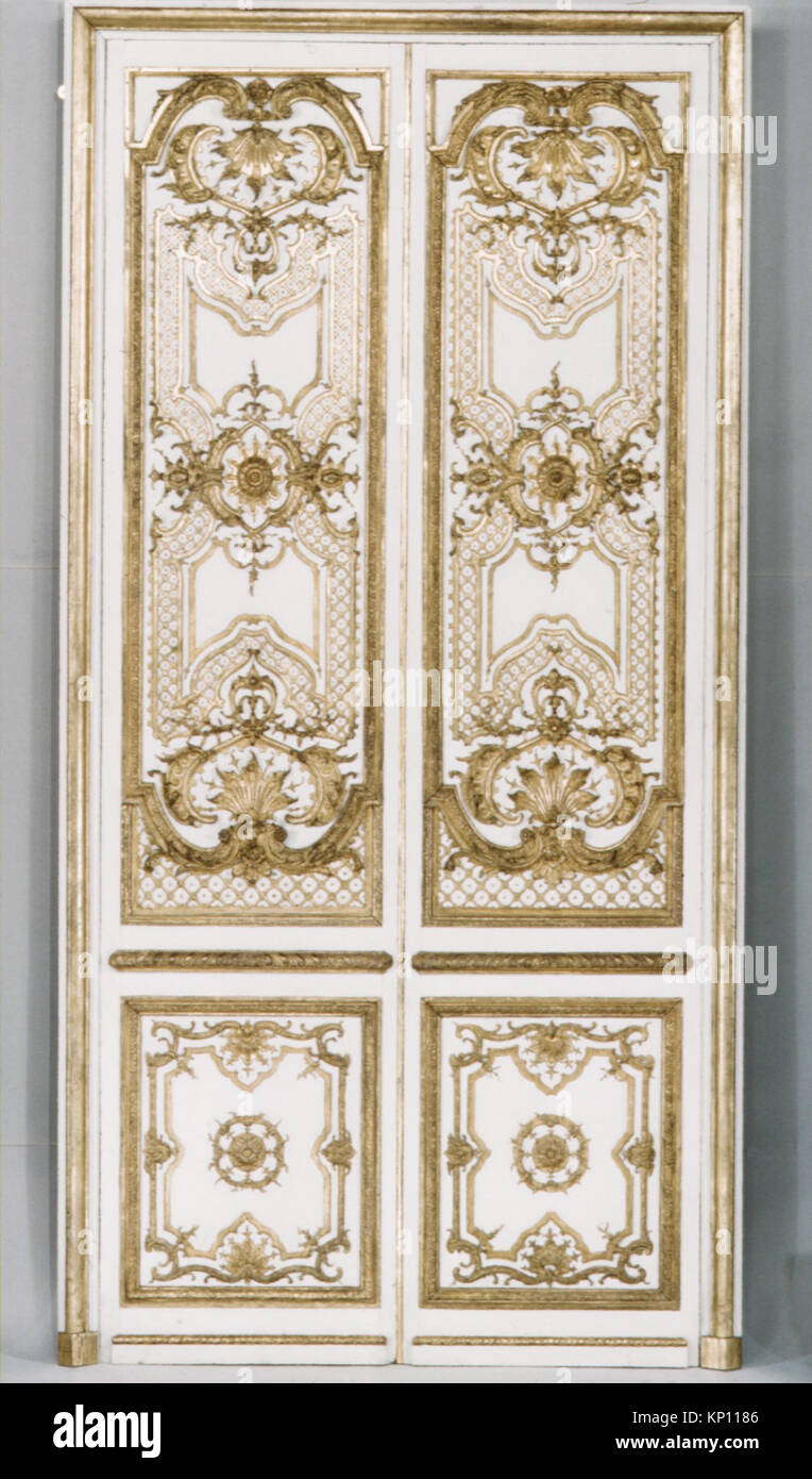 Doppeltür - vier Panels, zwei Pilaster, drei vergoldeten Zierleisten für den Türrahmen traf es 7661 Doppeltür - vier Panels, zwei Pilaster, drei vergoldeten Zierleisten für den Türrahmen traf es 7661 / 189702 Französisch, doppelte Tür: vier Panels, zwei Pilaster, drei vergoldeten Zierleisten für den Türrahmen, Ca. 1715, geschnitzt, bemalt und vergoldet Eiche, a, b - Türen mit den Trim i, j, k:106-1/4x53-1/2-in. (Die vorhandenen liquiden Aktiven 511,0 x 135,9 cm) c, e, f, h-Panels: H. von 102 bis 104-3/4-in. (259.1 auf 266,1 cm); W. von 20-1/2 und 22 in. (52,1 bis 55,9 cm) d-pilaster: 94-1/2 x 12 in. (240 x 30,5 cm) g-pilaster: 94-1/2 x 12-1/2-in. (240 x 31,8 Stockfoto