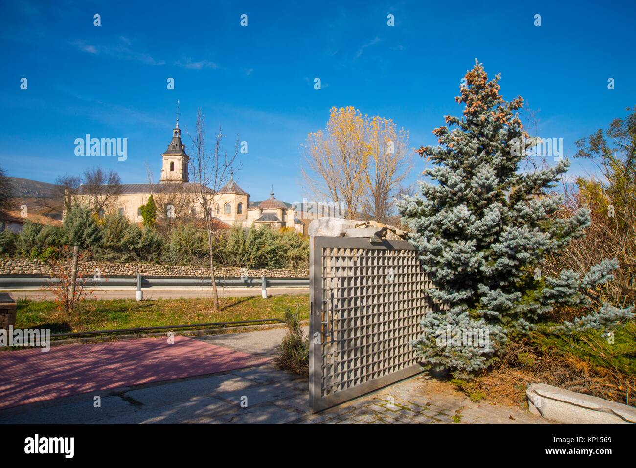 Santa Maria del Paular Kloster aus Giner de los Rios im Garten. Die Provinz Valladolid, Madrid, Spanien. Stockfoto