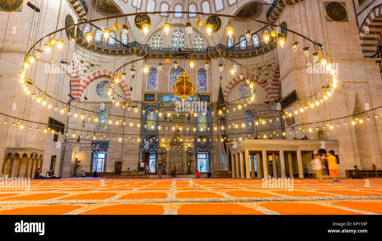 Nicht identifizierte Türkischen muslimischen Männern in der Süleymaniye-moschee beten, mit islamischen Elementen gestaltet und durch die osmanischen Architekten Sinan. Istanbul, Türkei entwickelt. Stockfoto