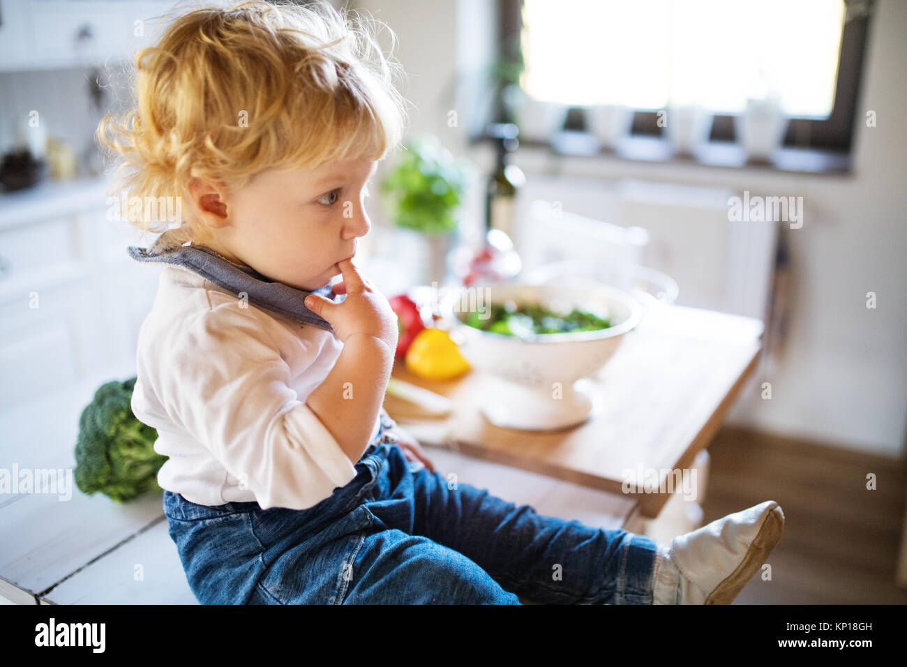 Toddler boy in der Küche. Stockfoto