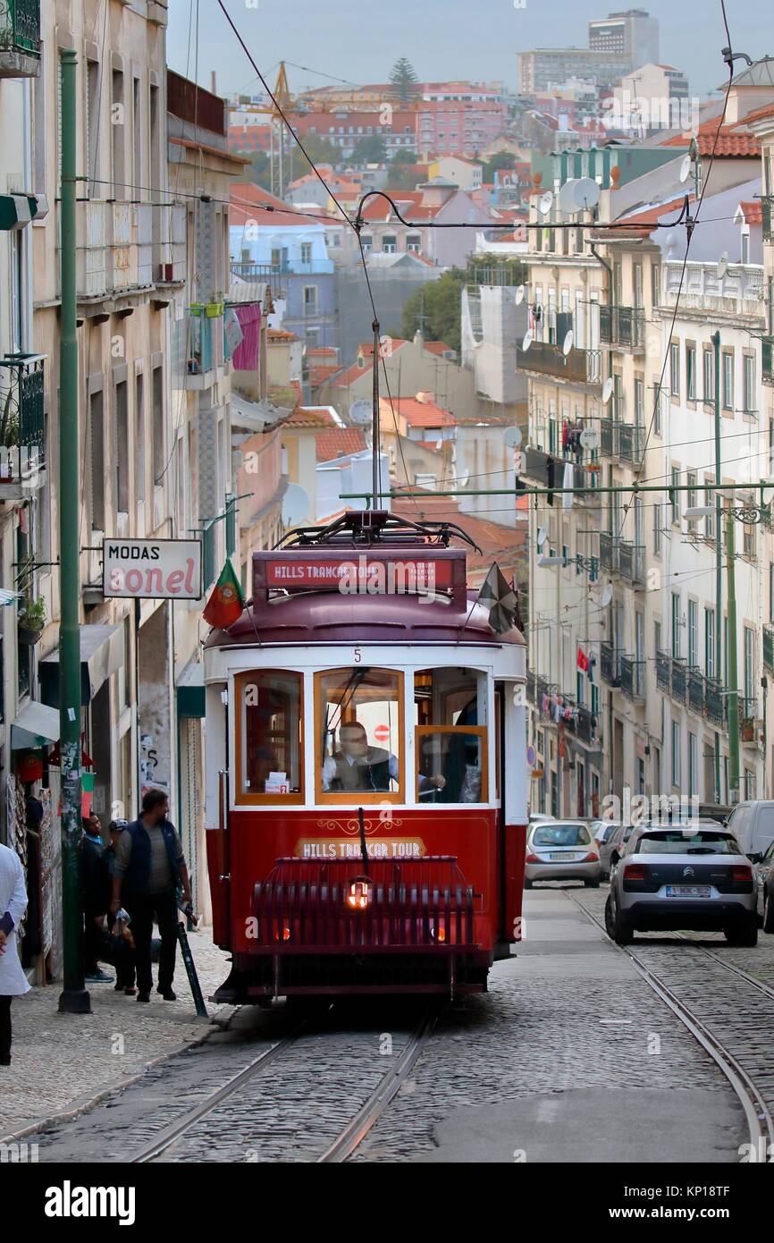 Red vintage Straßenbahn Straßenbahn Alfama Straße Lissabon Portugal. Stockfoto