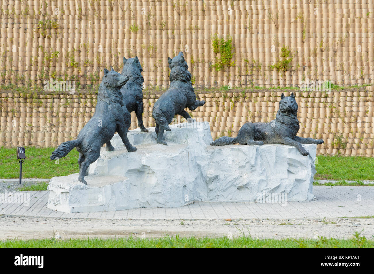 Editorial. Chanty-mansijsk, Yugra, Russland, 12. August 2012 Archeopark Samarovo Stadt Die skulpturalen Komposition Wolf Packs Stockfoto