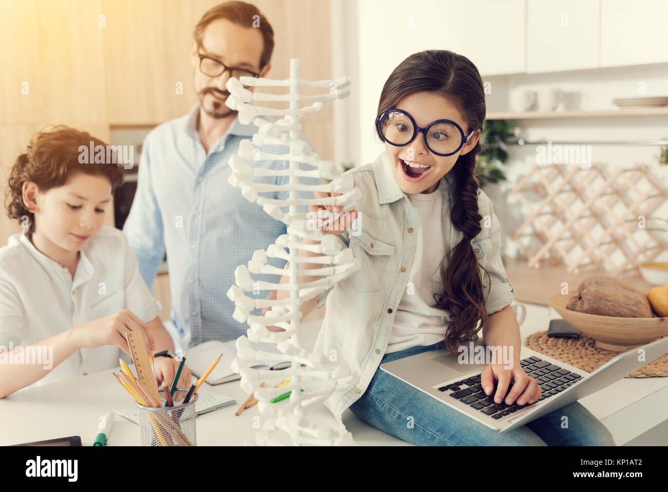 Smart begeistert Mädchen an der DNA-Modell suchen Stockfoto