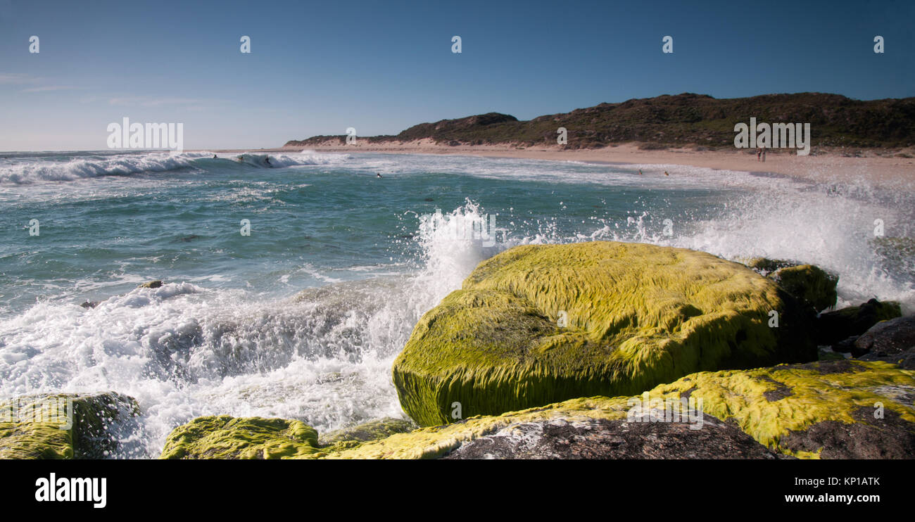 Wellen auf die Felsen am Surfers Point in Westaustralien Stockfoto