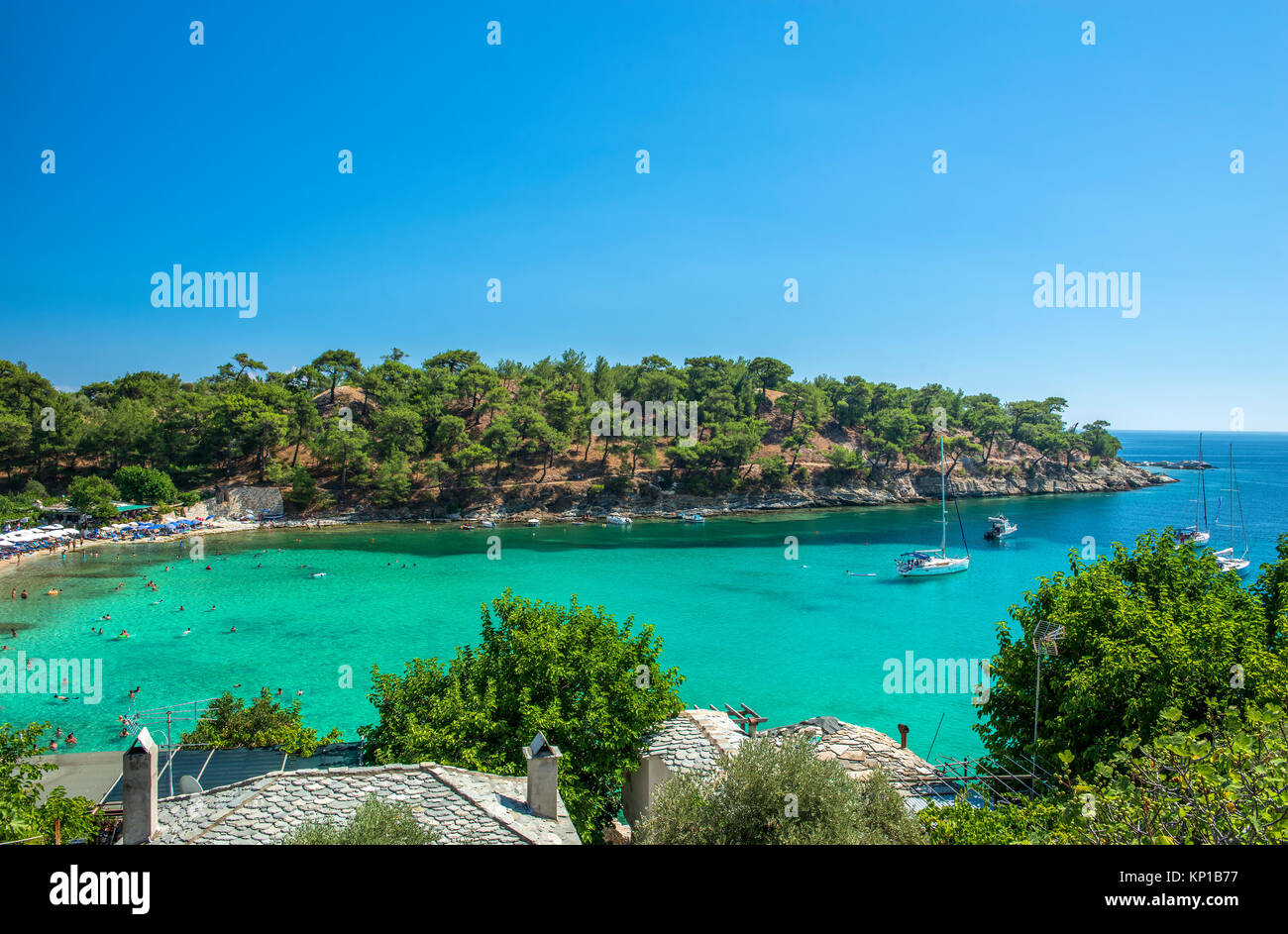 Yachten in der Küste der Insel mit Menschen schwimmen in turqoase Wasser, Panoramaaussicht Stockfoto