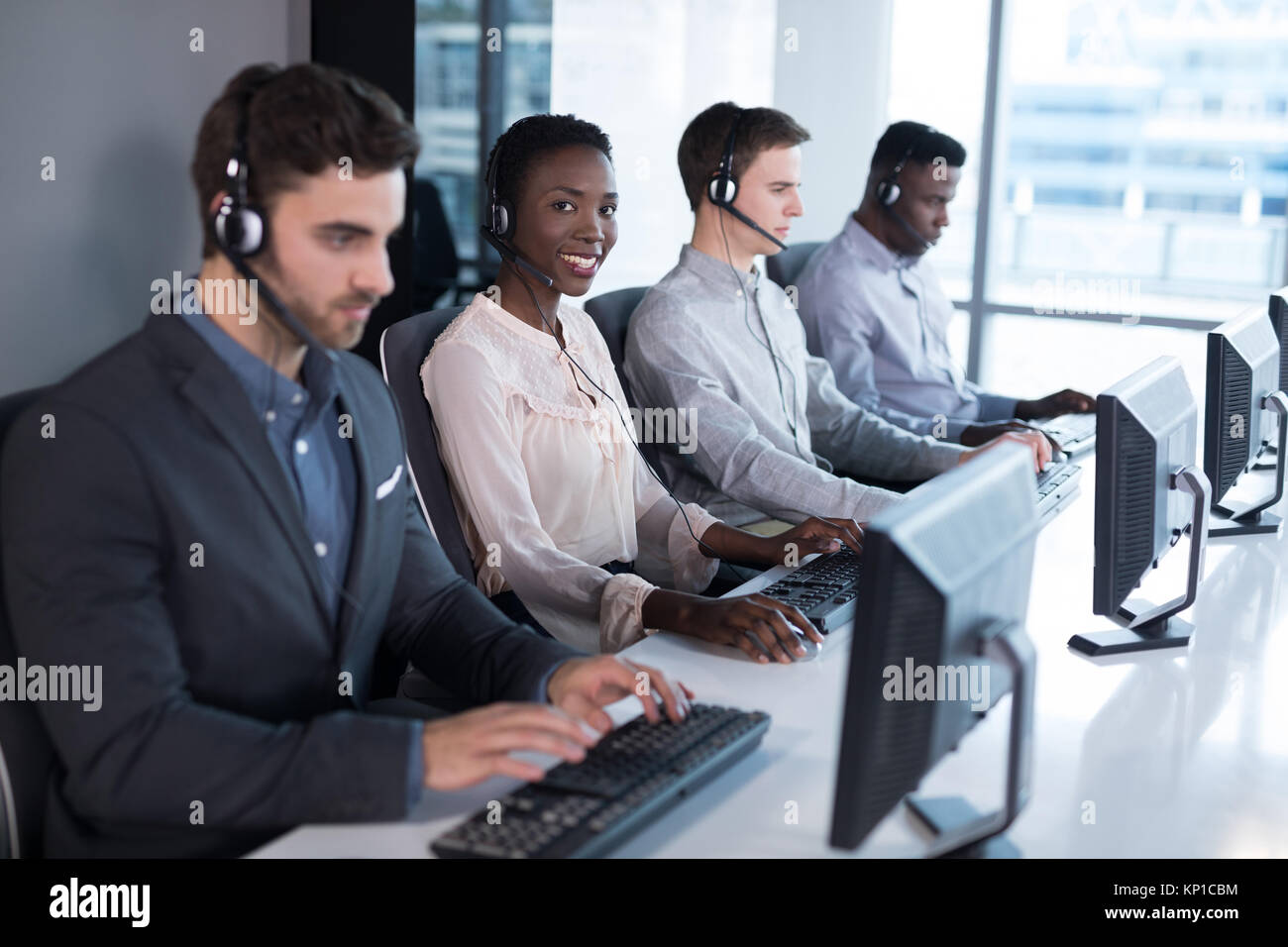 Portrait von Kundenservice Führungskräfte auf die Arbeit im Büro Stockfoto