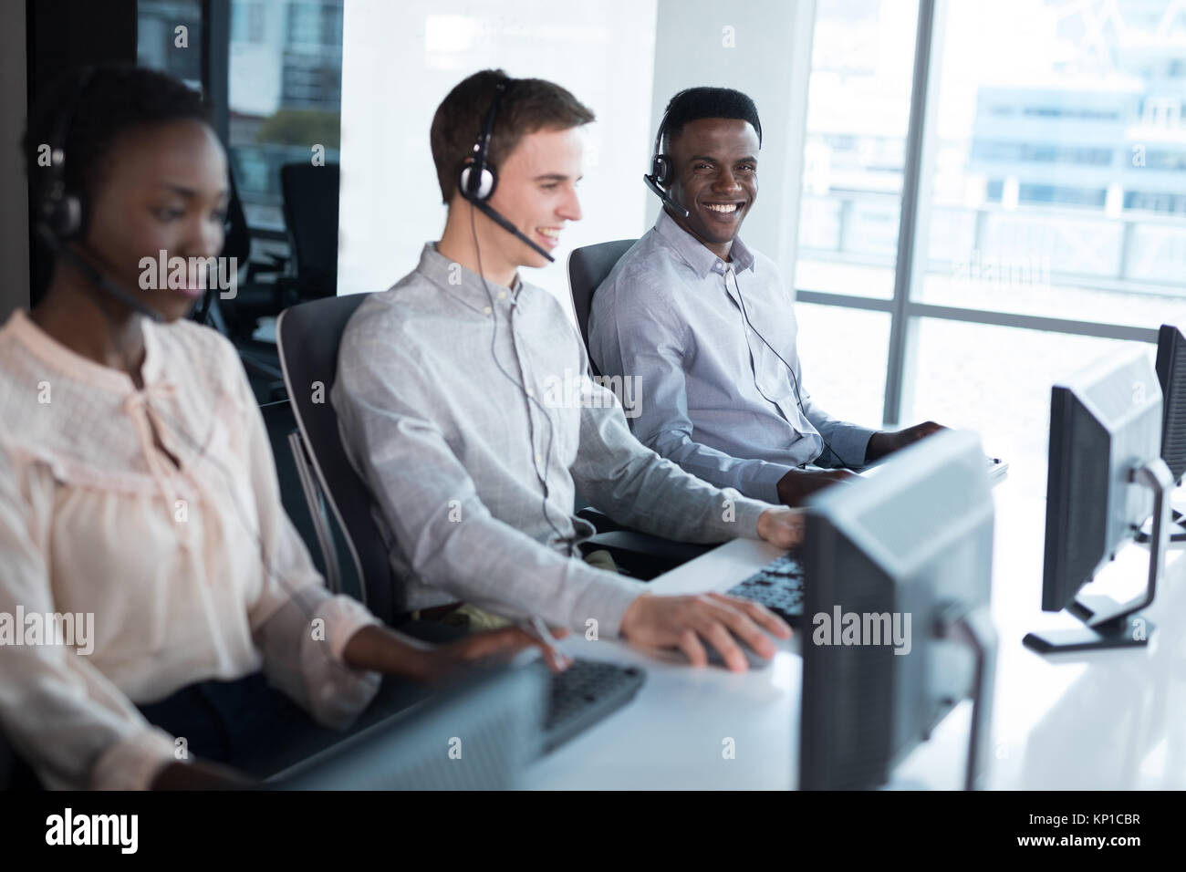 Portrait von Kundenservice Führungskräfte auf die Arbeit im Büro Stockfoto