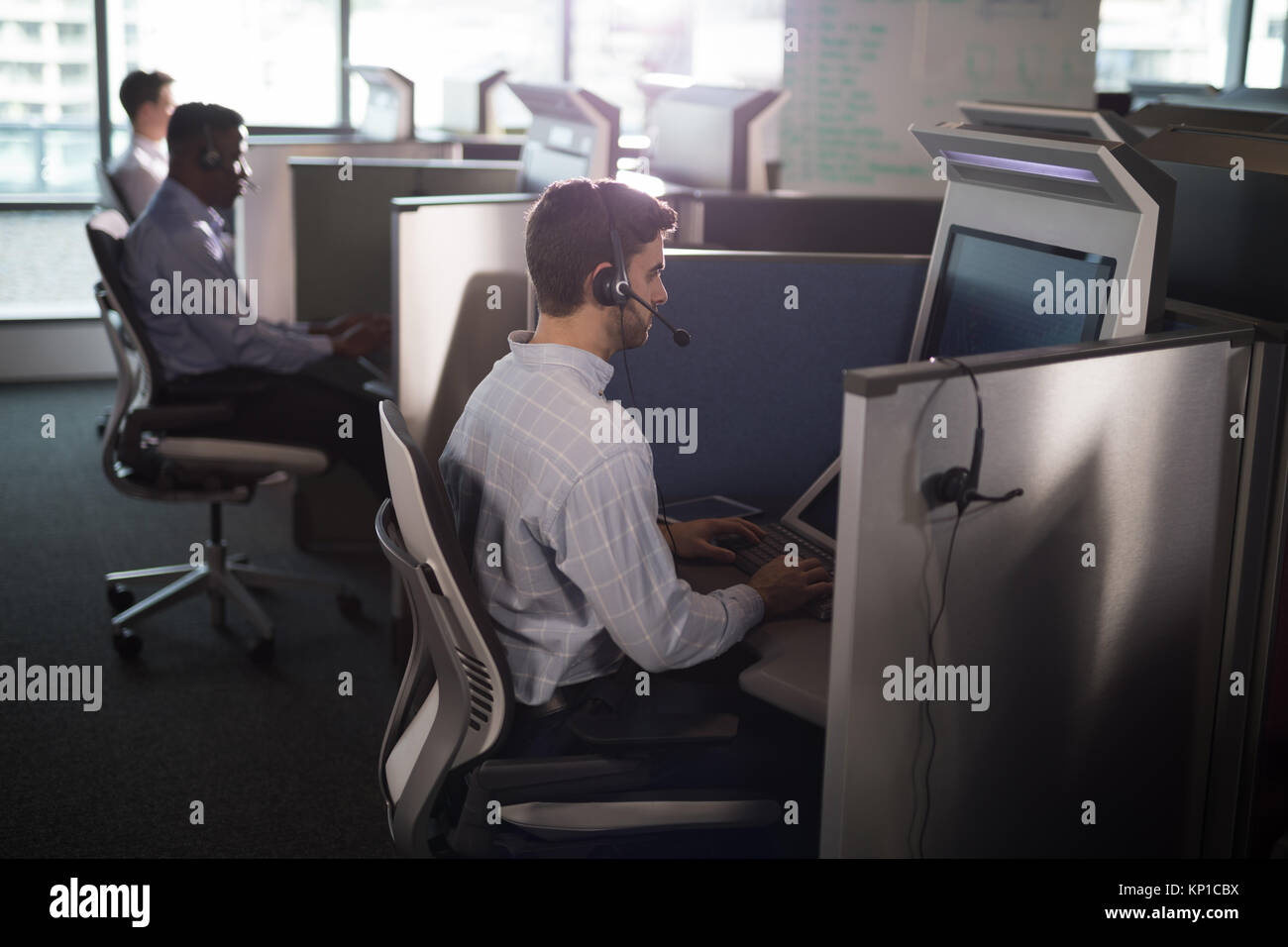 Aufmerksamen Kundendienst Führungskräfte auf die Arbeit im Büro Stockfoto