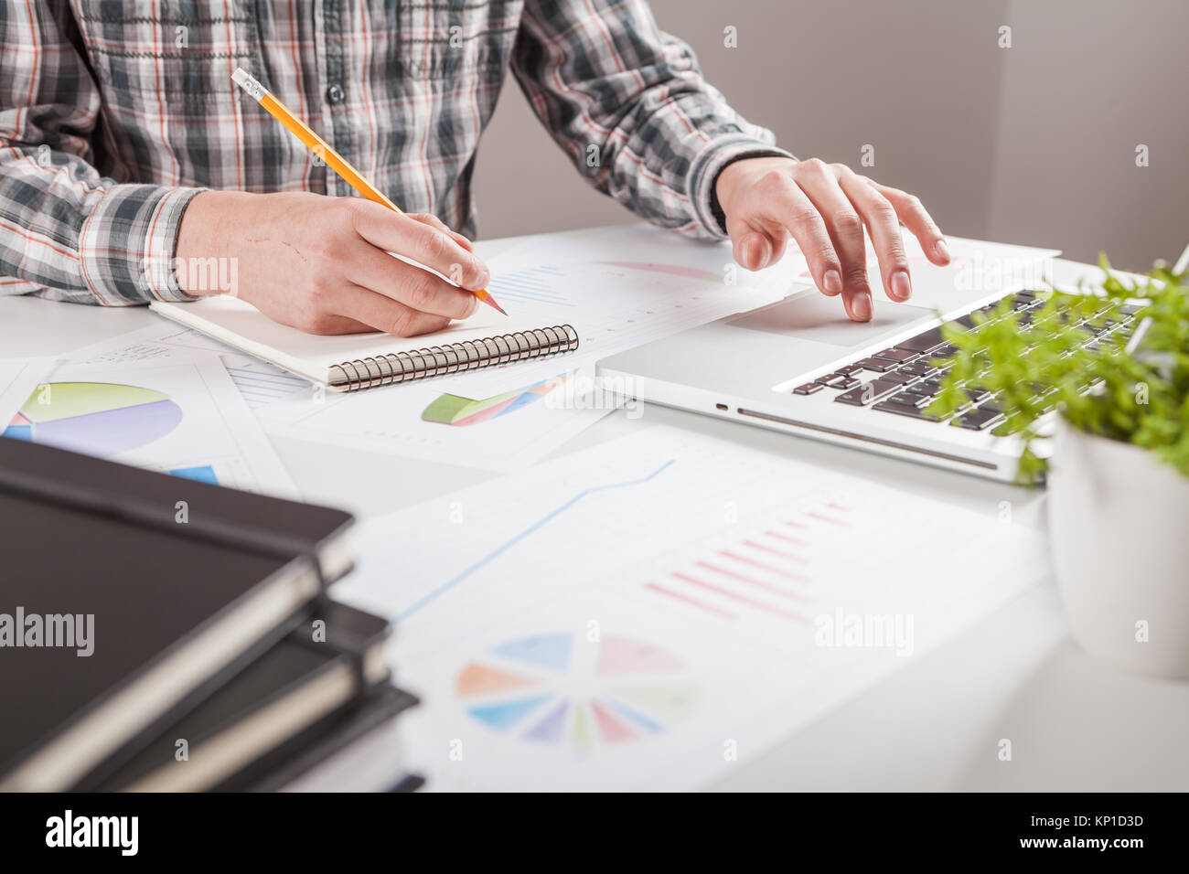 Geschäftsmann mit einem Stift wird die Arbeit mit Graphen Dokumente. Börse chart und Schuldzuweisungen auf Tablet-PC im Büro. Stockfoto