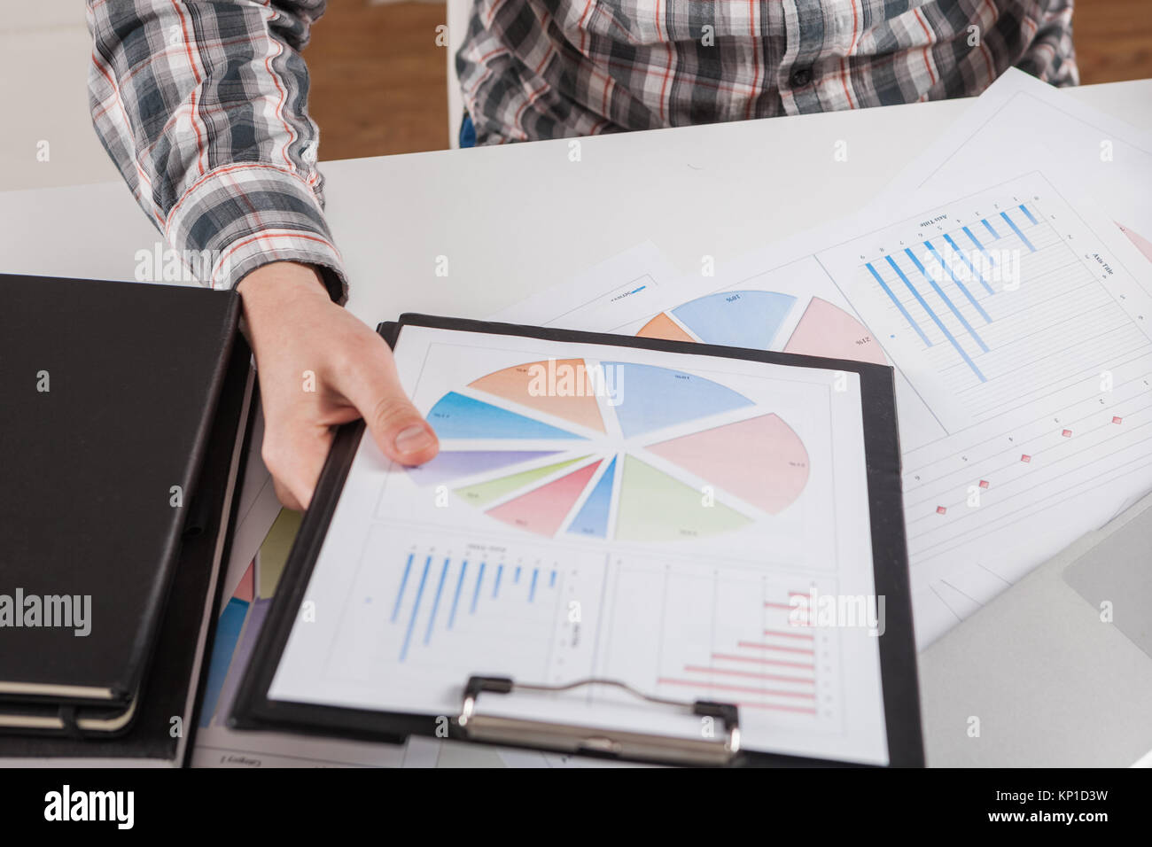 Unternehmer Arbeiten mit Dokumenten. Börse chart und Schuldzuweisungen auf Tablet-PC im Büro. Stockfoto