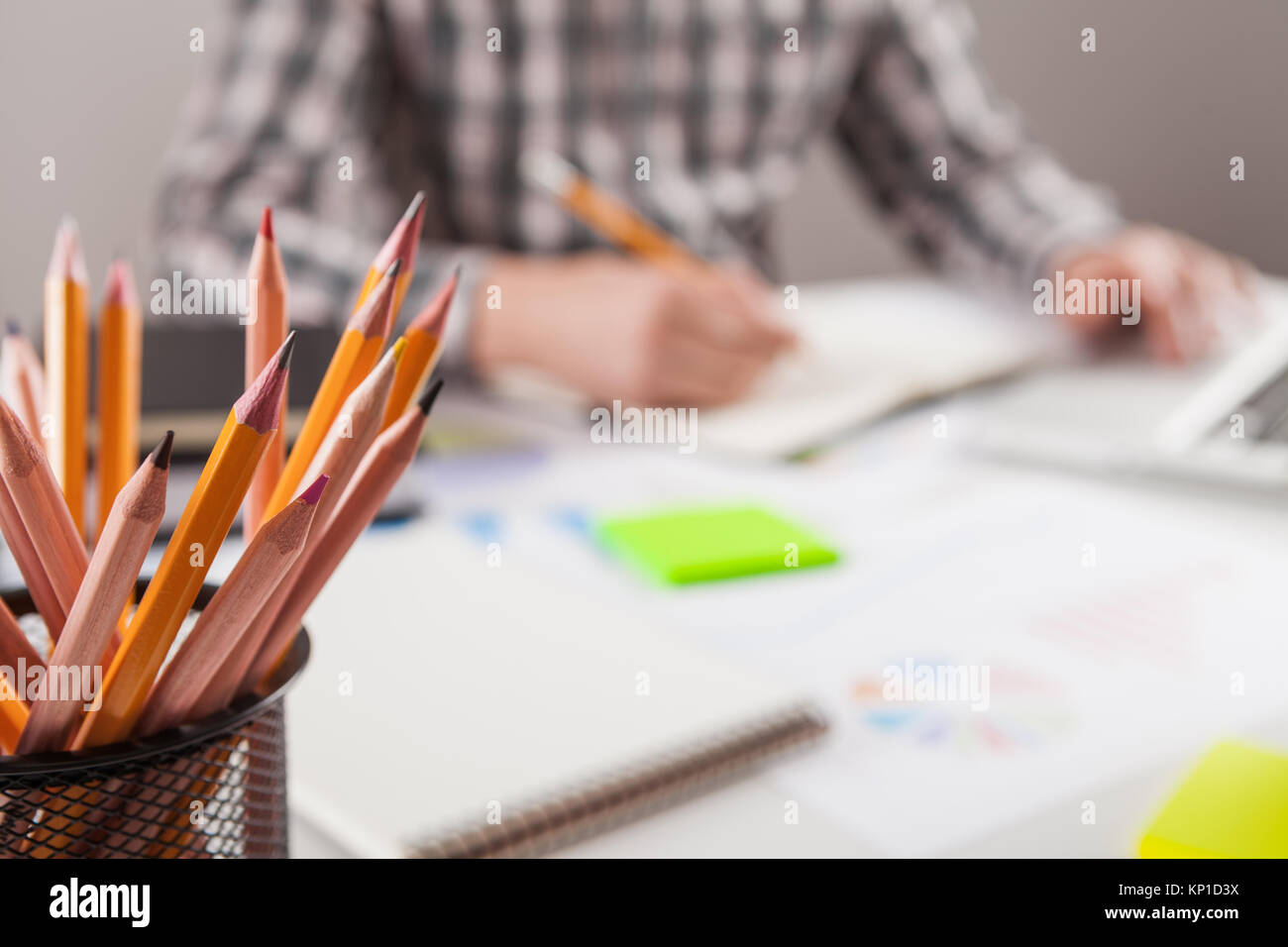 Geschäftsmann mit einem Stift wird die Arbeit mit Graphen Dokumente. Börse chart und Schuldzuweisungen auf Tablet-PC im Büro. Stockfoto