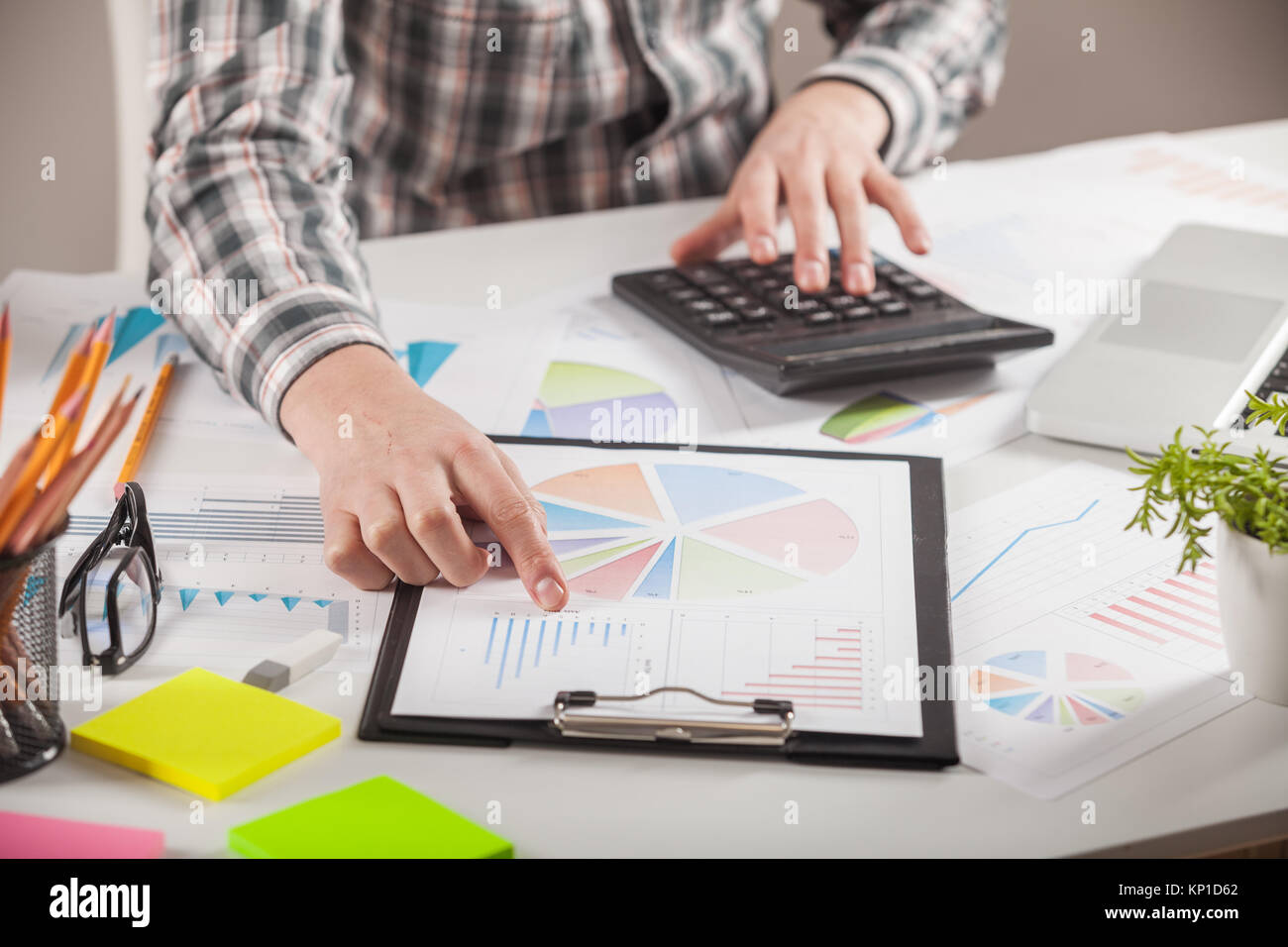 Unternehmer Arbeiten mit Dokumenten. Börse chart und Schuldzuweisungen auf Tablet-PC im Büro. Stockfoto