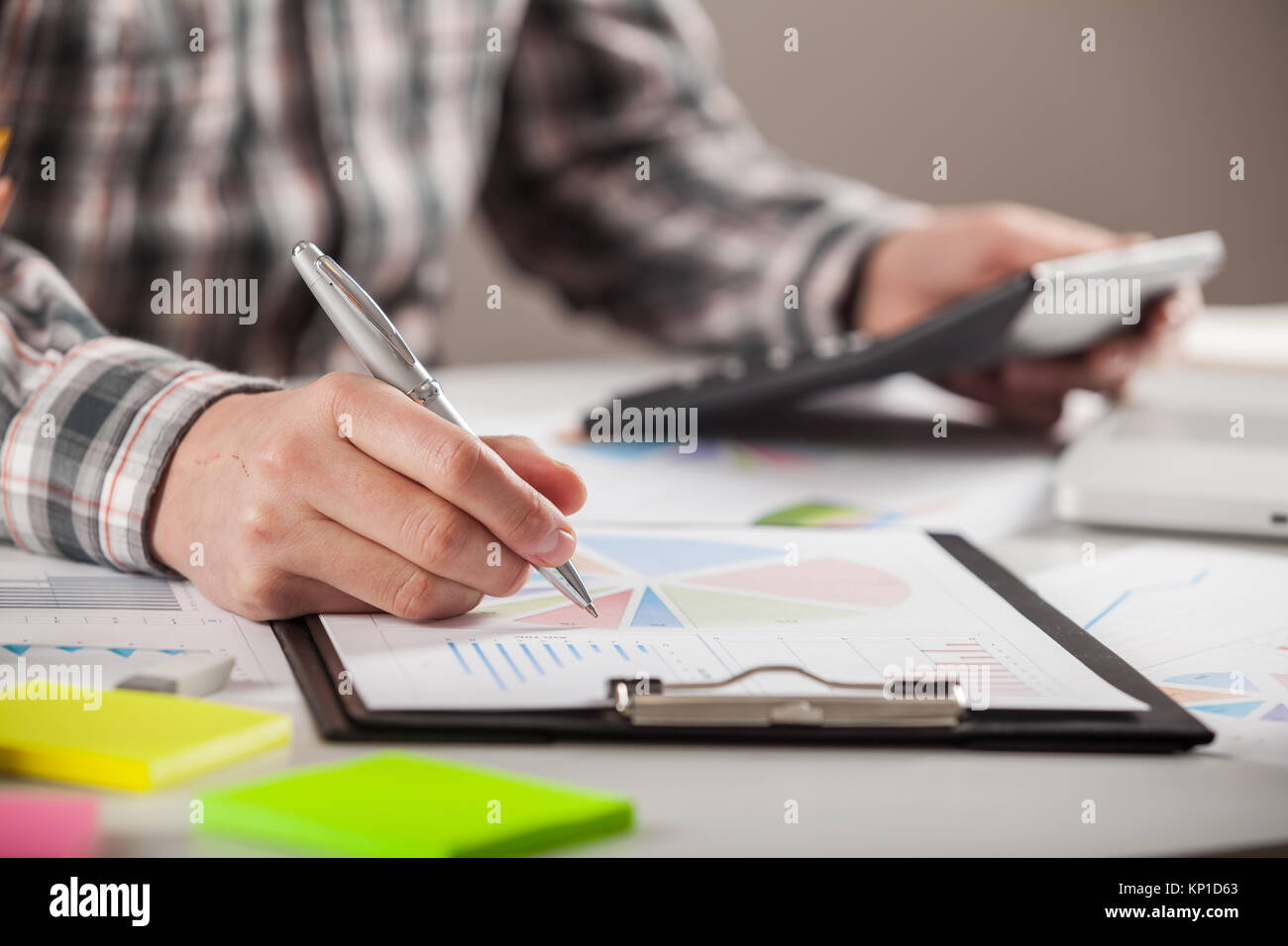 Geschäftsmann mit einem Stift wird die Arbeit mit Graphen Dokumente. Börse chart und Schuldzuweisungen auf Tablet-PC im Büro. Stockfoto