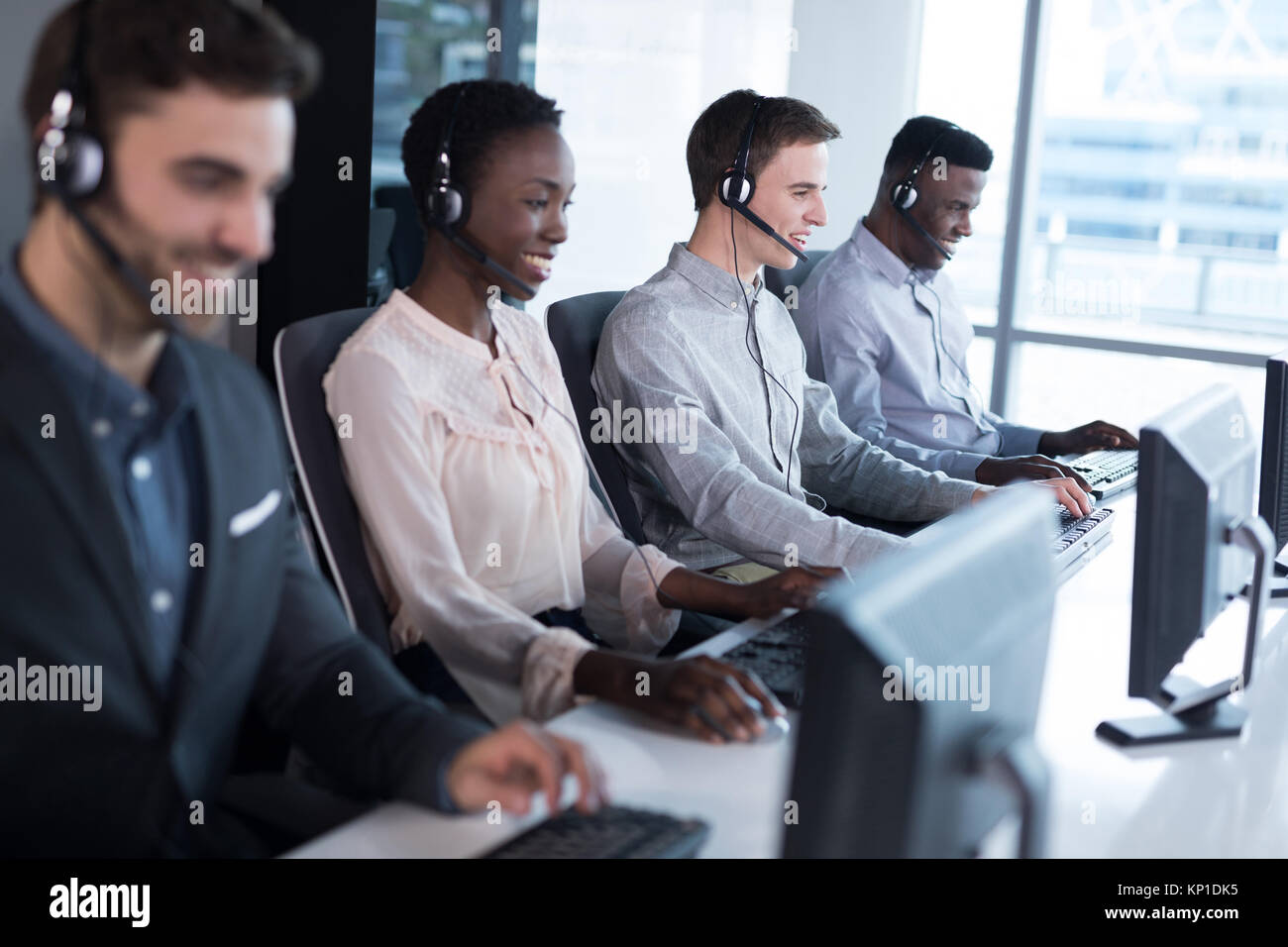 Aufmerksamen Kundendienst Führungskräfte auf die Arbeit im Büro Stockfoto