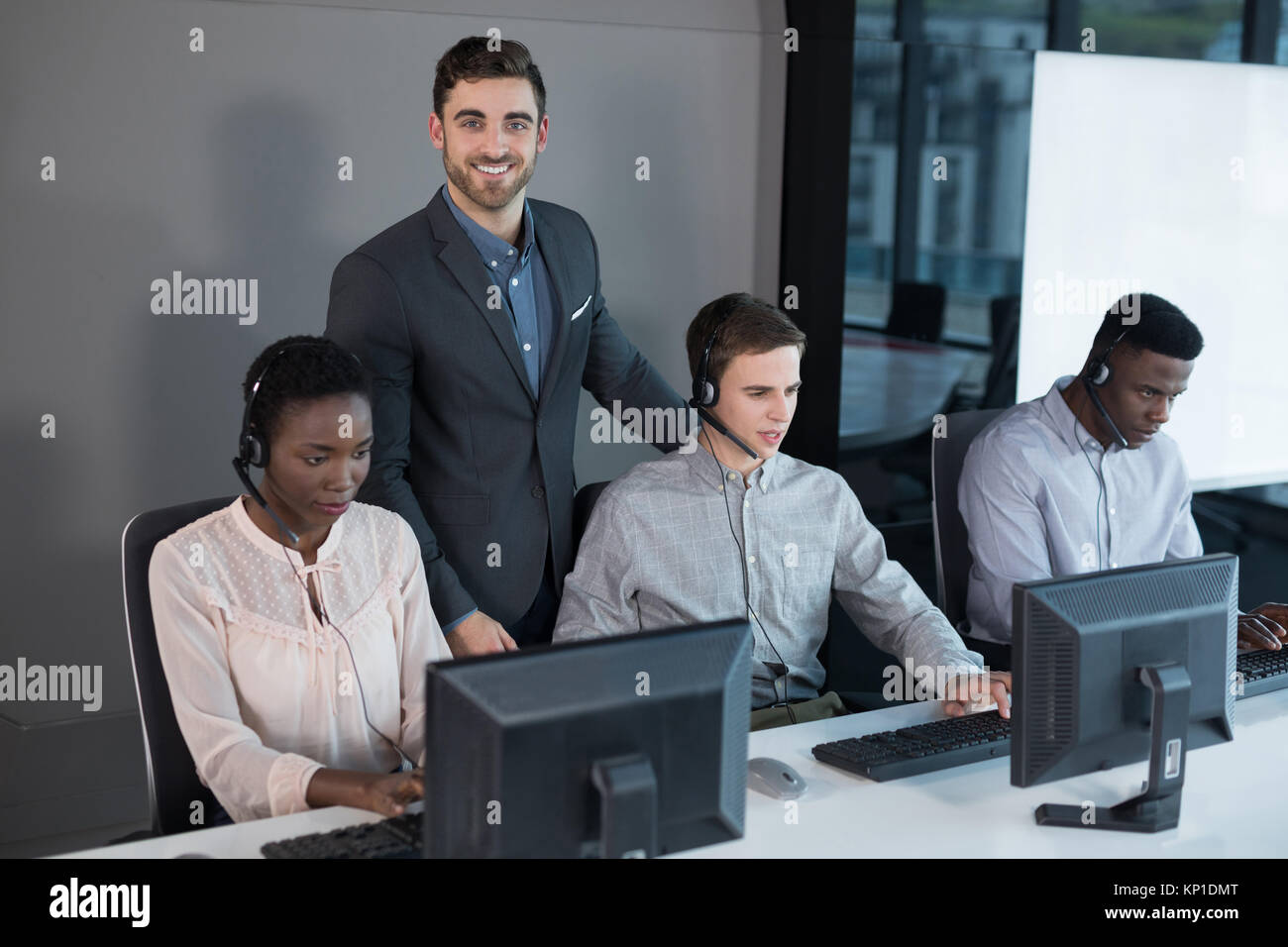 Customer Service Executive Trainer ihr Team Überwachung im Büro Stockfoto