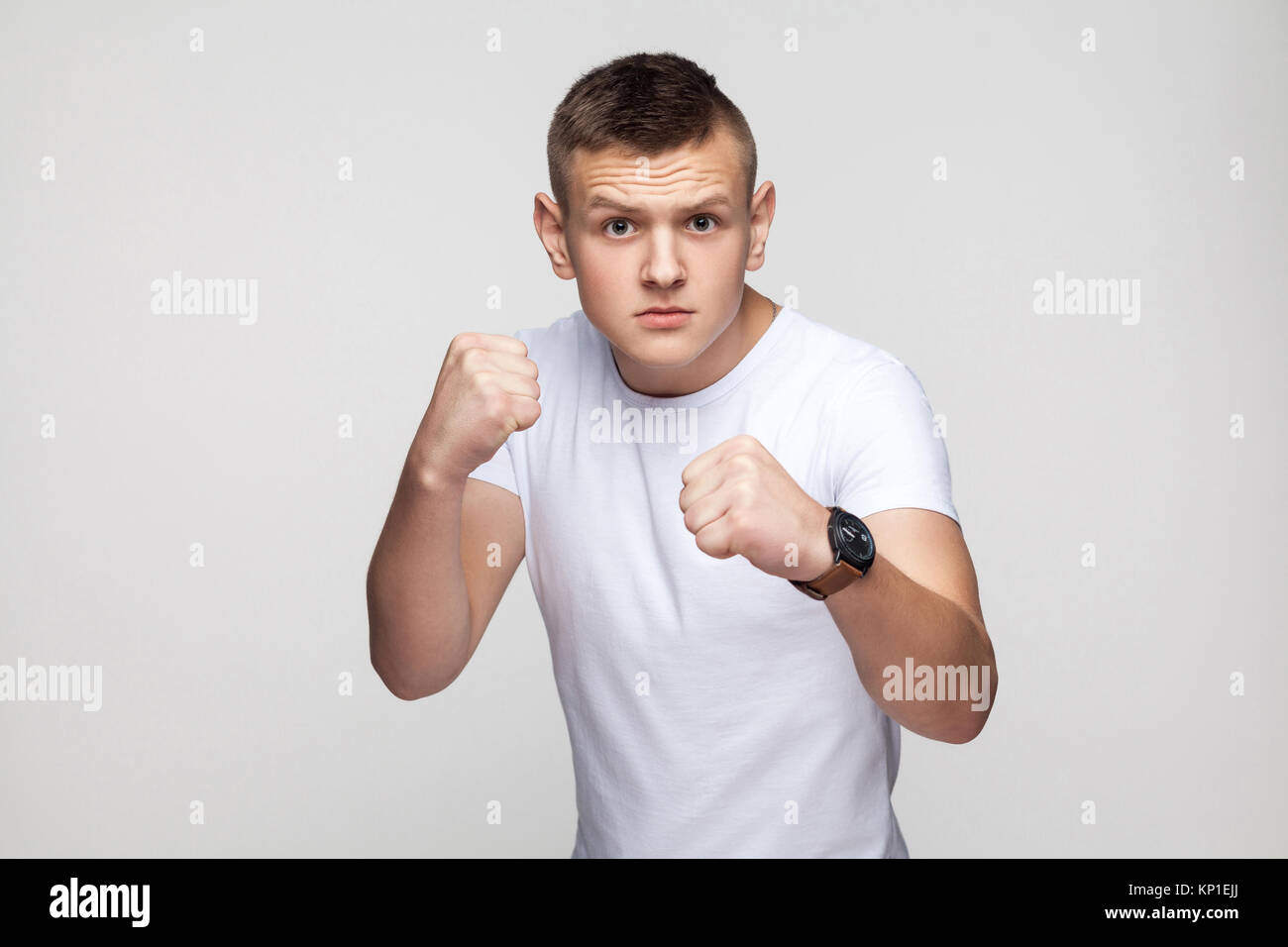 Boxen. Junge Zorn Mann, bereit zu kämpfen. Studio shot, graue Wand Stockfoto