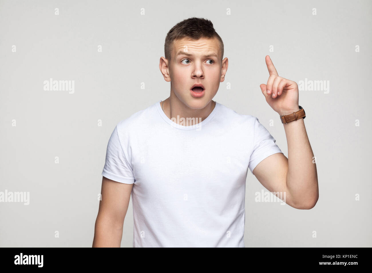 Junge gay sie einen Finger und eine Idee haben. Studio shot Stockfoto