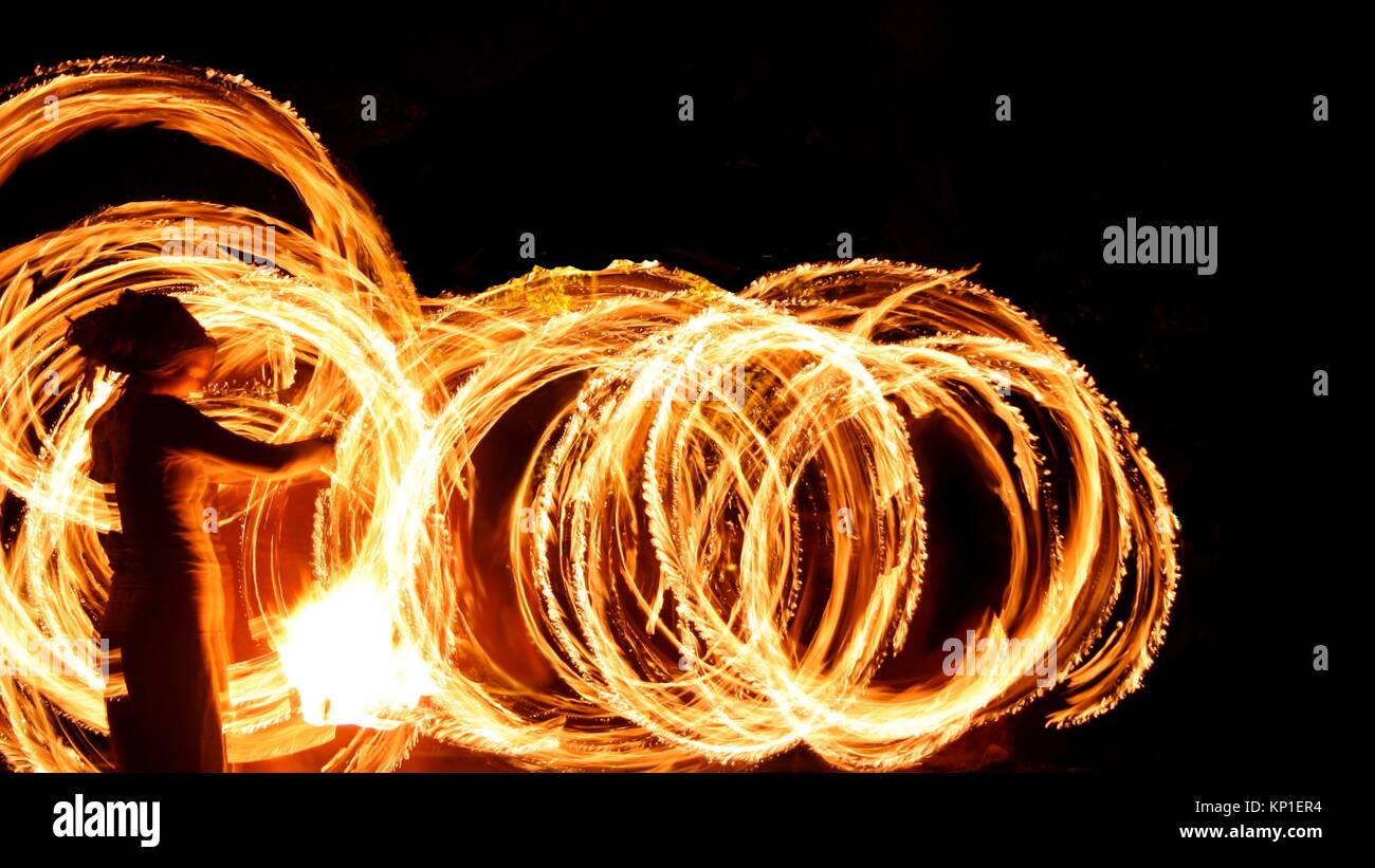 Feuer Poi zeigen im Dunkeln mit unscharfen Interpret Stockfoto