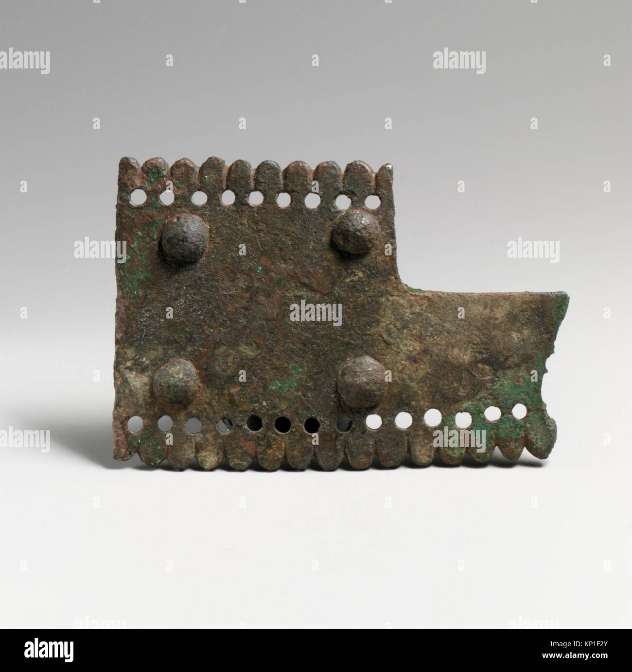 Dieses etruskische Bronzeschienfragment enthält Teile eines rechteckigen Rahmens aus der Zeit um 500–480 v. Chr., der im Metropolitan Museum of Art aufbewahrt wurde Stockfoto