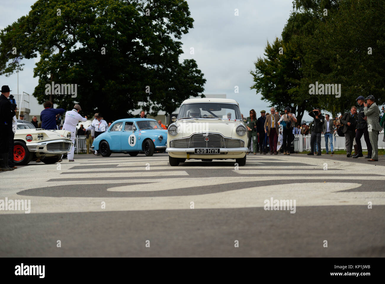 1959 Ford Zephyr MkII im Besitz und unter der Leitung von Alistair Dyson Gefahren aus dem Montagebereich für die St. Maria Trophäe am Goodwood Revival 2017 Stockfoto