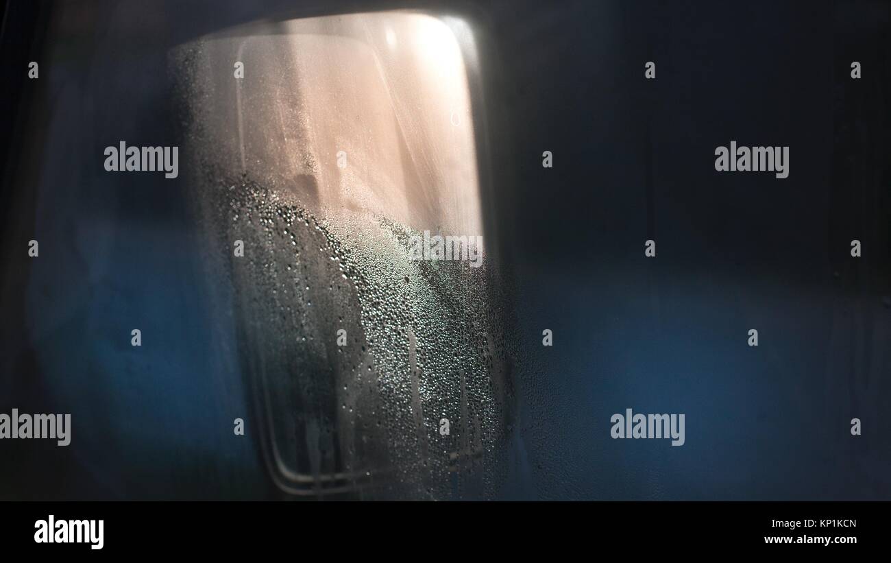 Close up misty Fahrzeug Spiegel bei schwachem Licht. Stockfoto