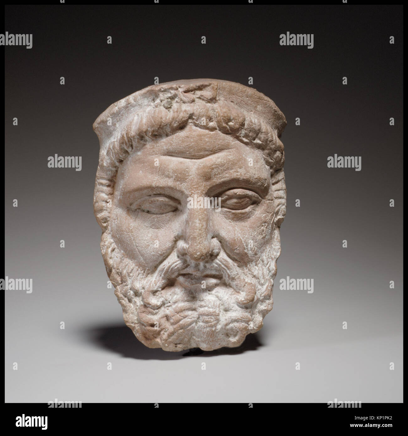 Diese Dionysos-Maske veranschaulicht die antike theatralische Kunst und spiegelt kulturelle Symbolik und Handwerkskunst in skulpturalem Design wider. Stockfoto