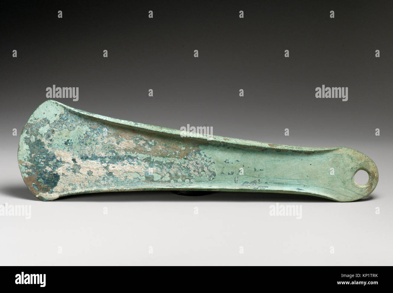Helladische Bronze-Flanschaxt aus dem 2. Jahrtausend v. Chr., als Werkzeug oder Waffe verwendet, mit Maßen von 9 cm breit und 32,5 cm lang, für historische Studien erhalten. Stockfoto