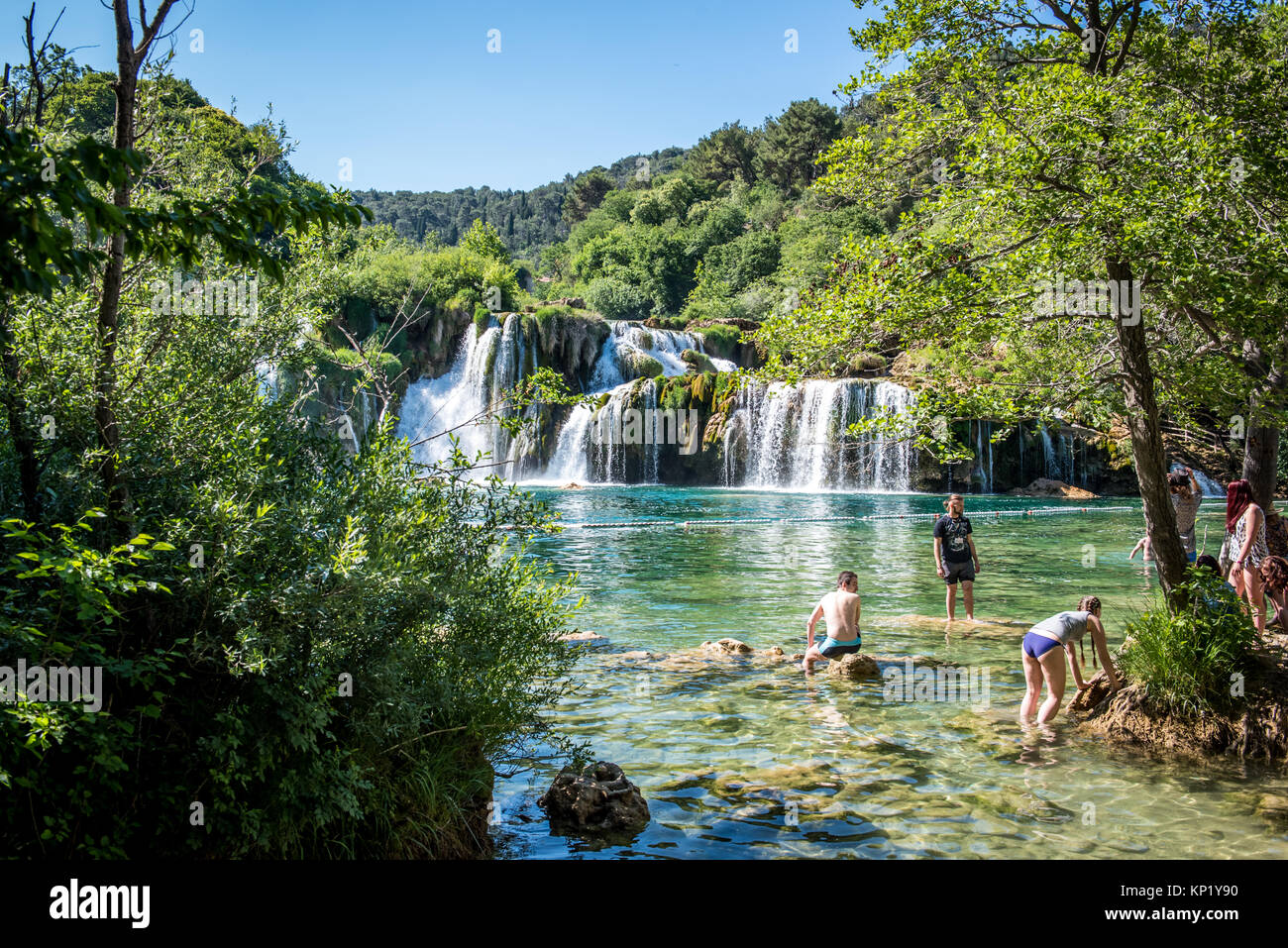 Touristen Schwimmen im Wasserfall Skradinski Buk in den Nationalpark Krka, einem der kroatischen Nationalparks in Sibenik, Kroatien, 27. Mai 2017 Stockfoto