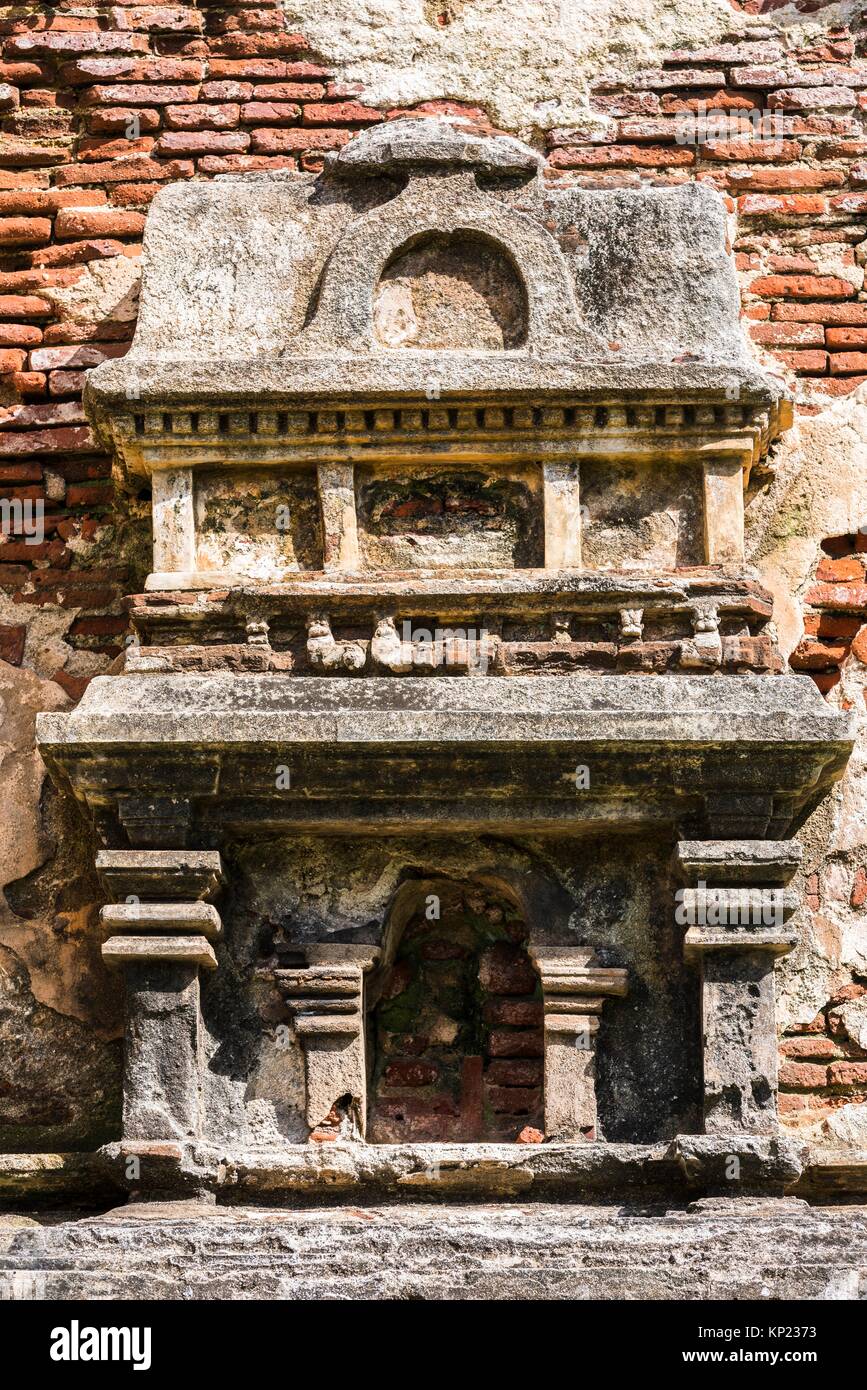 Skulptur aus Stein und Stuck an den Außenwänden der Lankatilaka Bild Haus, Alahana Pirivena Klosteranlage erbaut von König Parakramabahu Stockfoto
