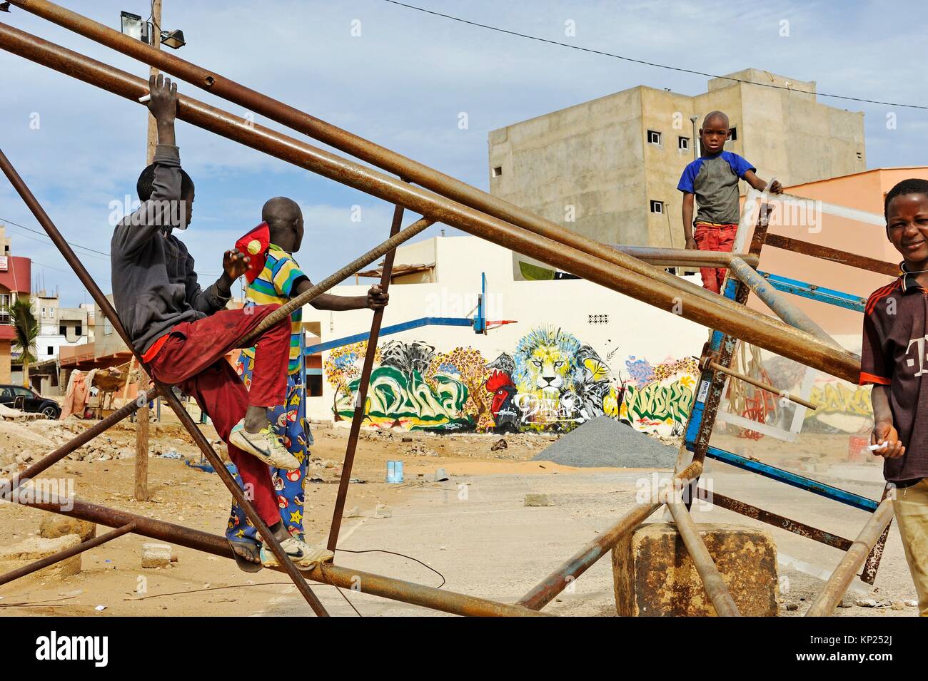 Jugendliche spielen in einer Baulücke von quakam Bezirk, Dakar, Senegal, Westafrika. Stockfoto